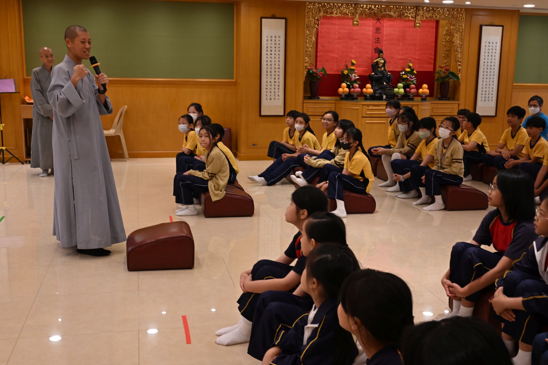 學生聚精會神聆聽寬廣法師開示