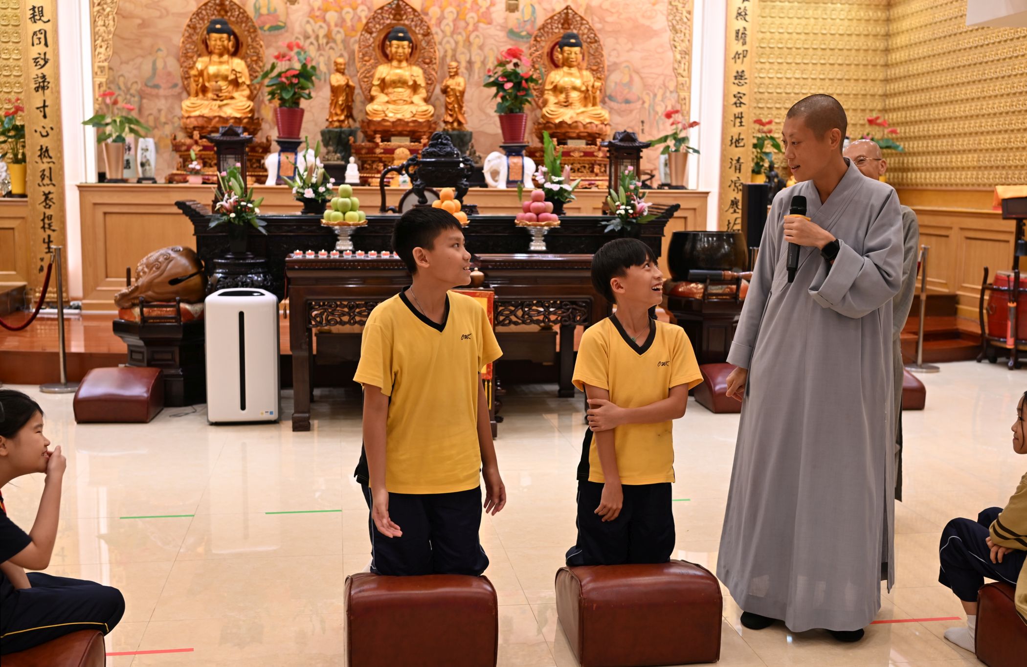 佛教陳榮根紀念學校兩名學生率先示範自己的禮佛動作