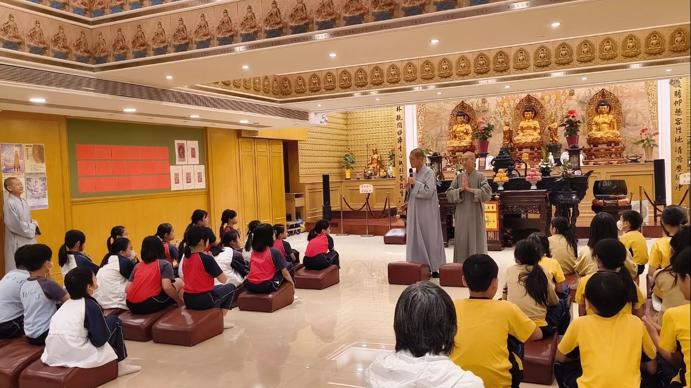 由寬廣法師講解、寬仁法師示範的問訊和拜佛動作，非常詳盡清晰。