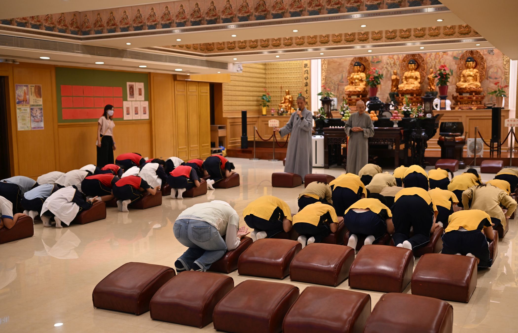 學生認真學習拜佛禮儀