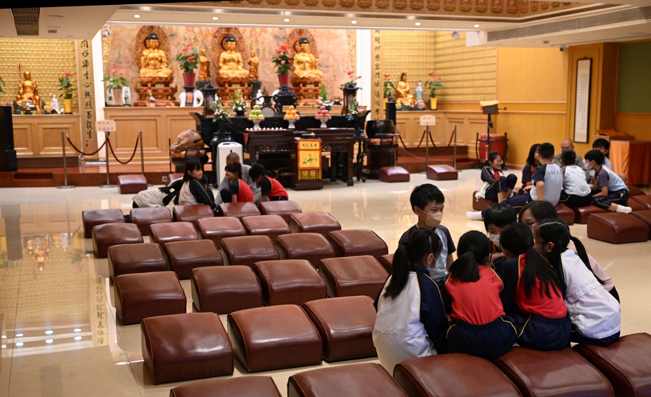 佛教榮茵學校學生在大殿分組研習