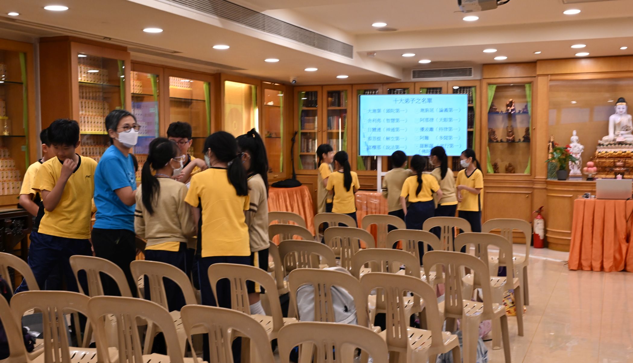 佛教陳榮根紀念學校學生在法師廳分組研習