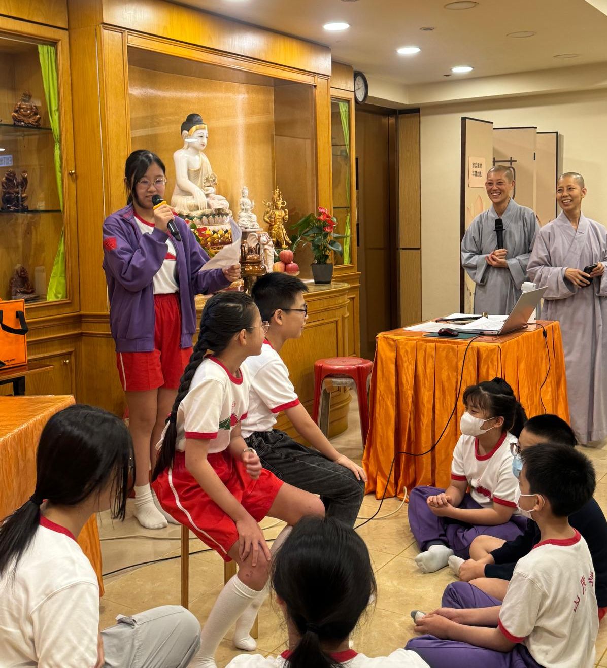 圖為6月23日參訪行程中，學生演出精彩，寬廣法師和寬勇法師似乎相當欣賞。