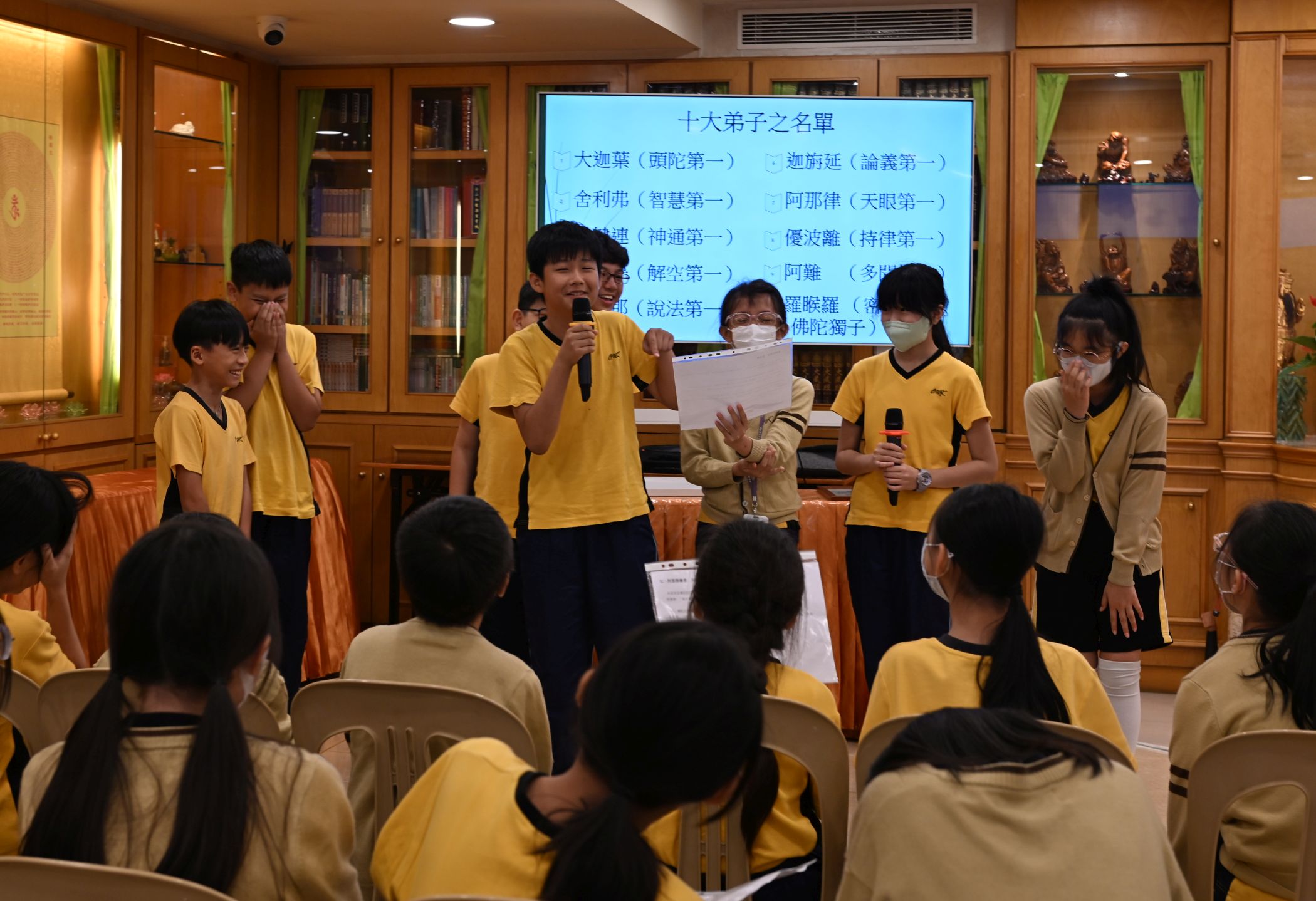 小演員一邊講對白一邊忍俊不住