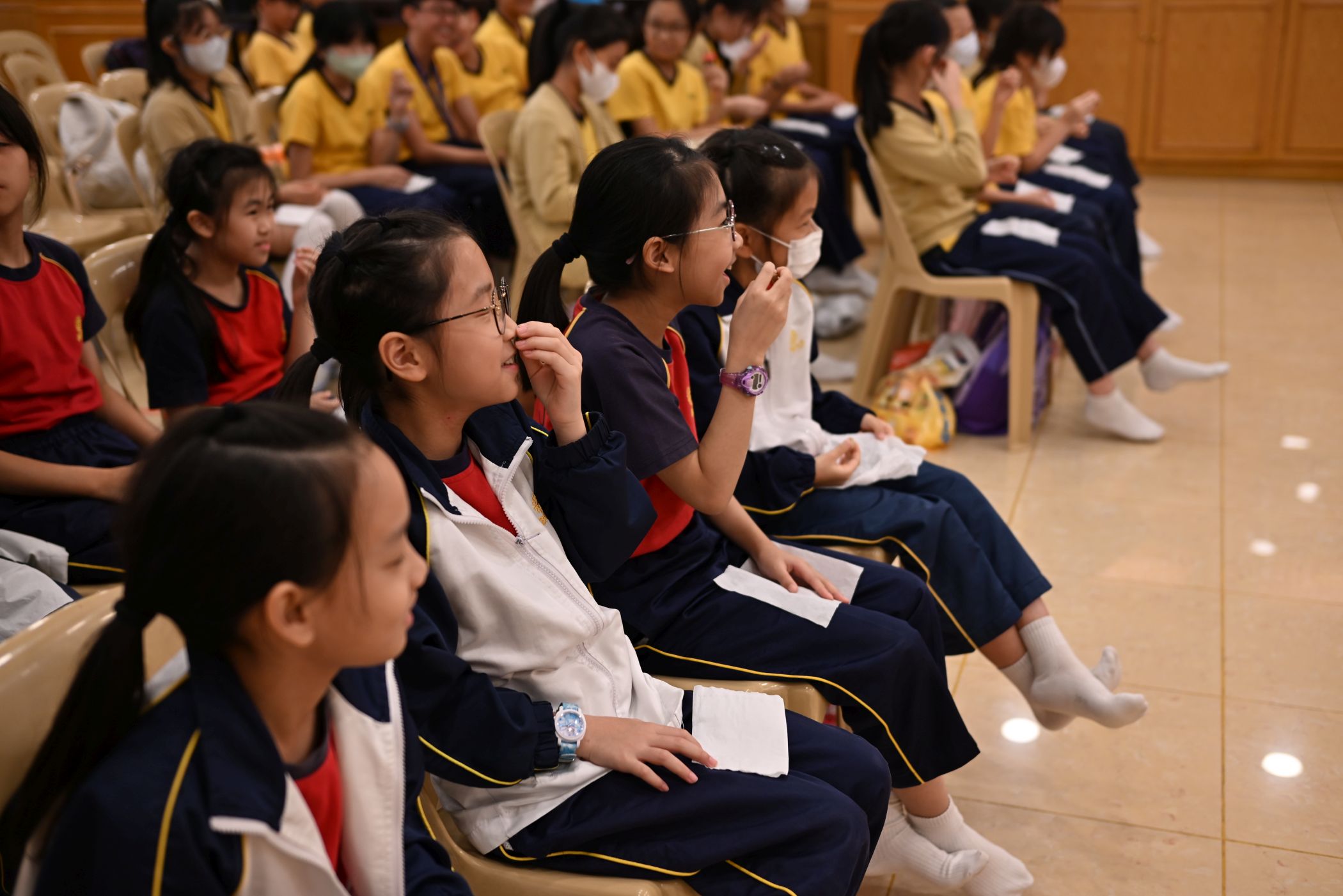 學生仔細辨識開心果的香氣