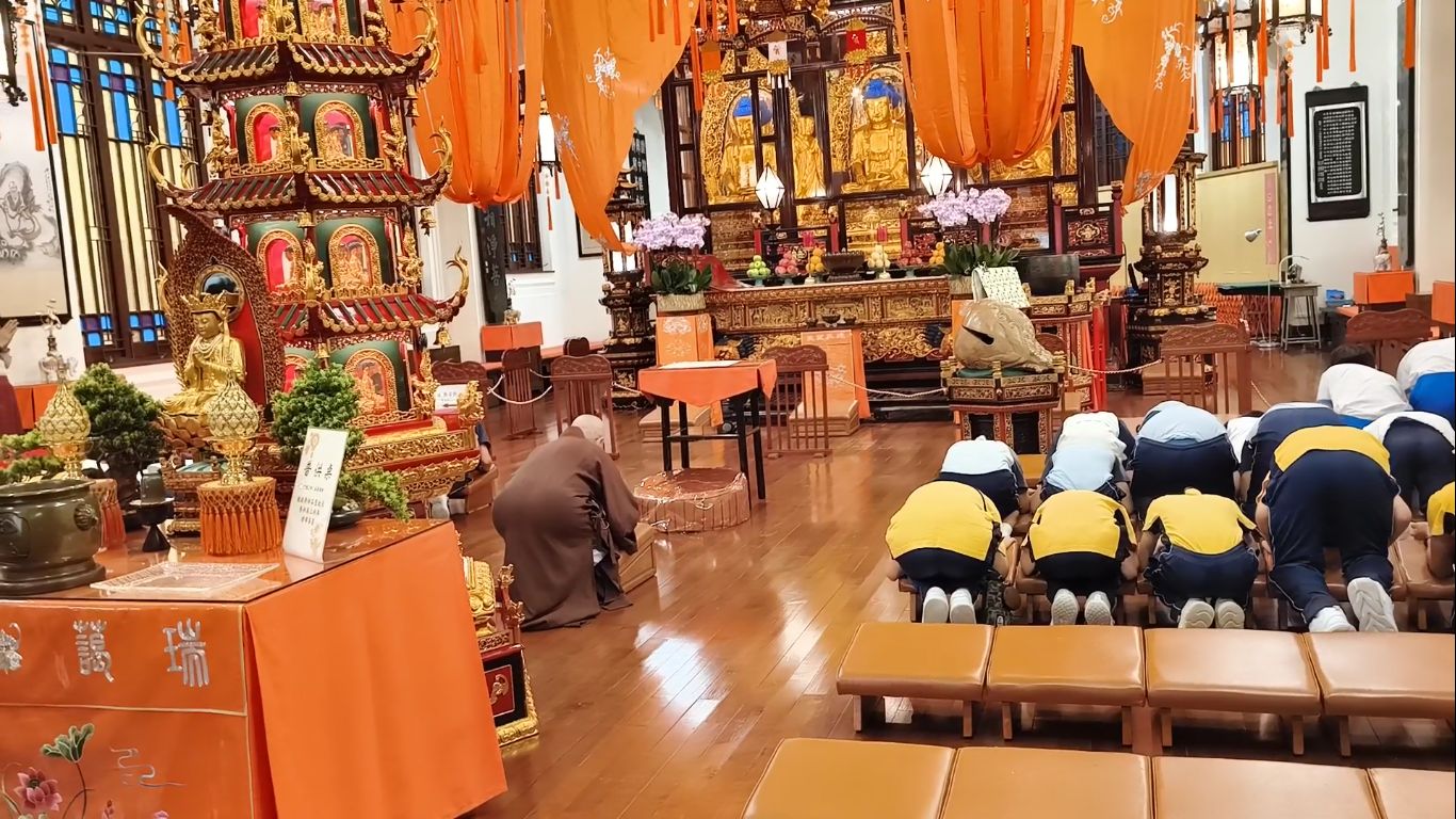 學生恭敬地隨法師禮佛三拜