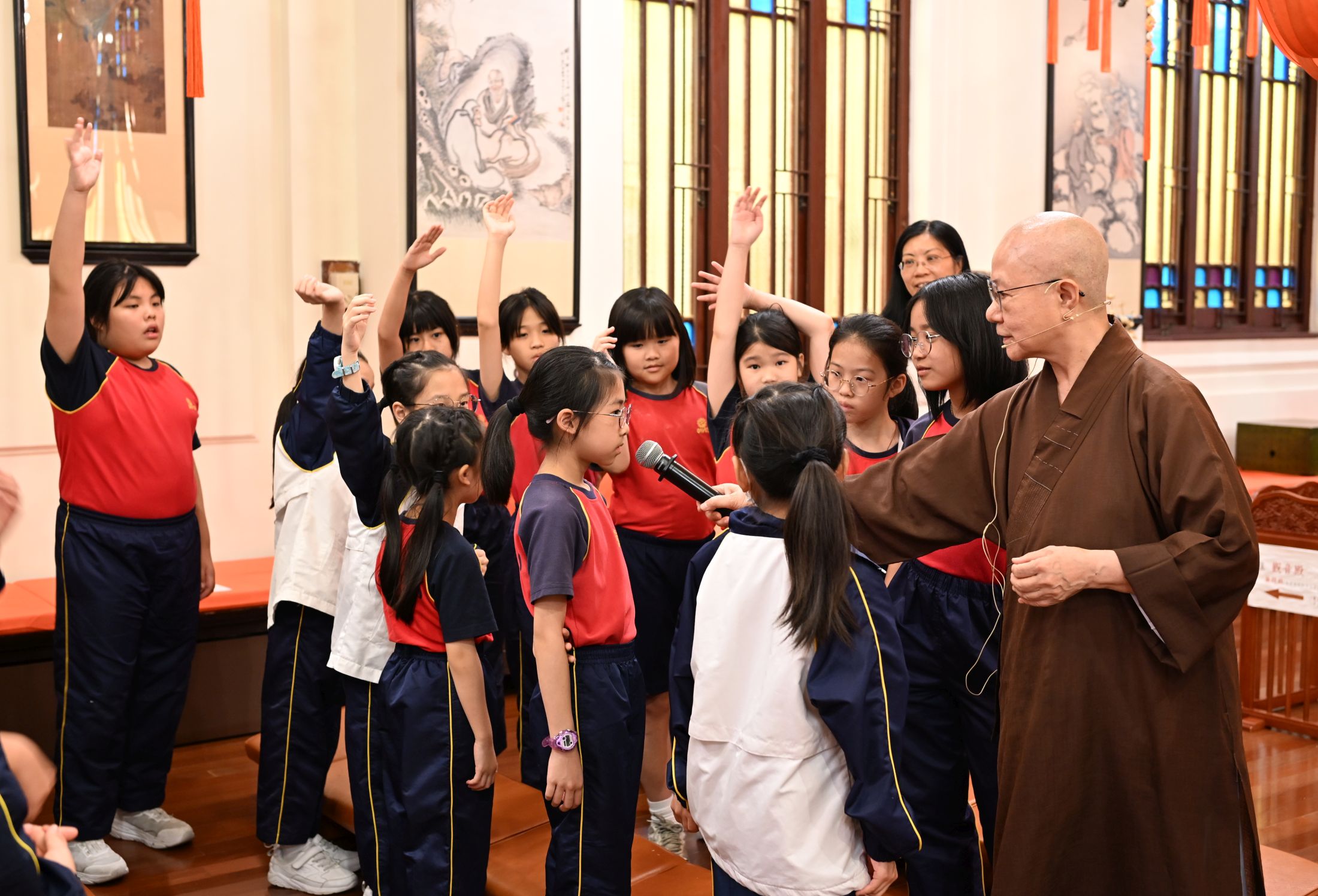 法師就無財七施提問，學生踴躍舉手作答。