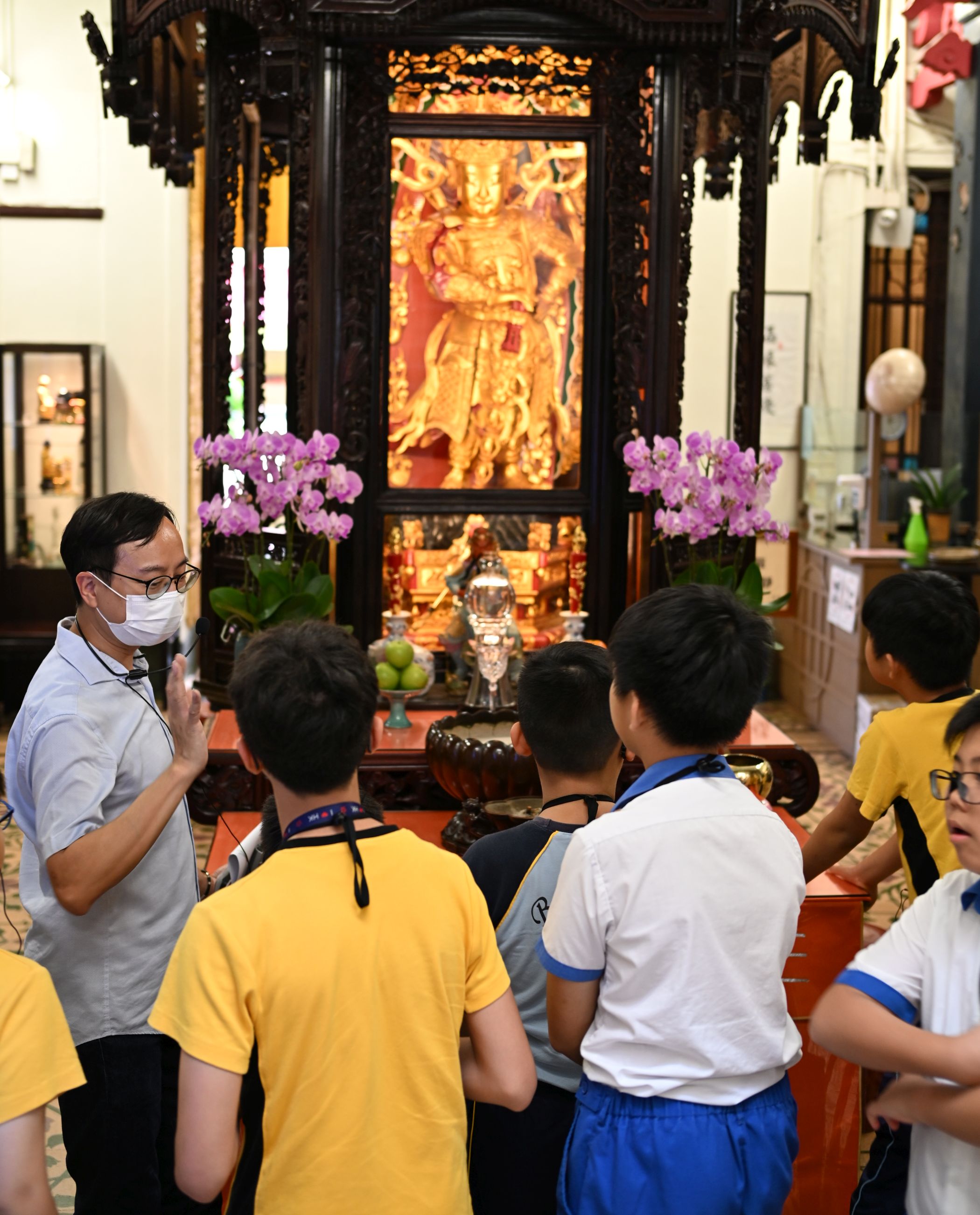 東蓮覺苑職員介紹韋馱菩薩手持金剛杵的不同姿勢，各有不同含意。