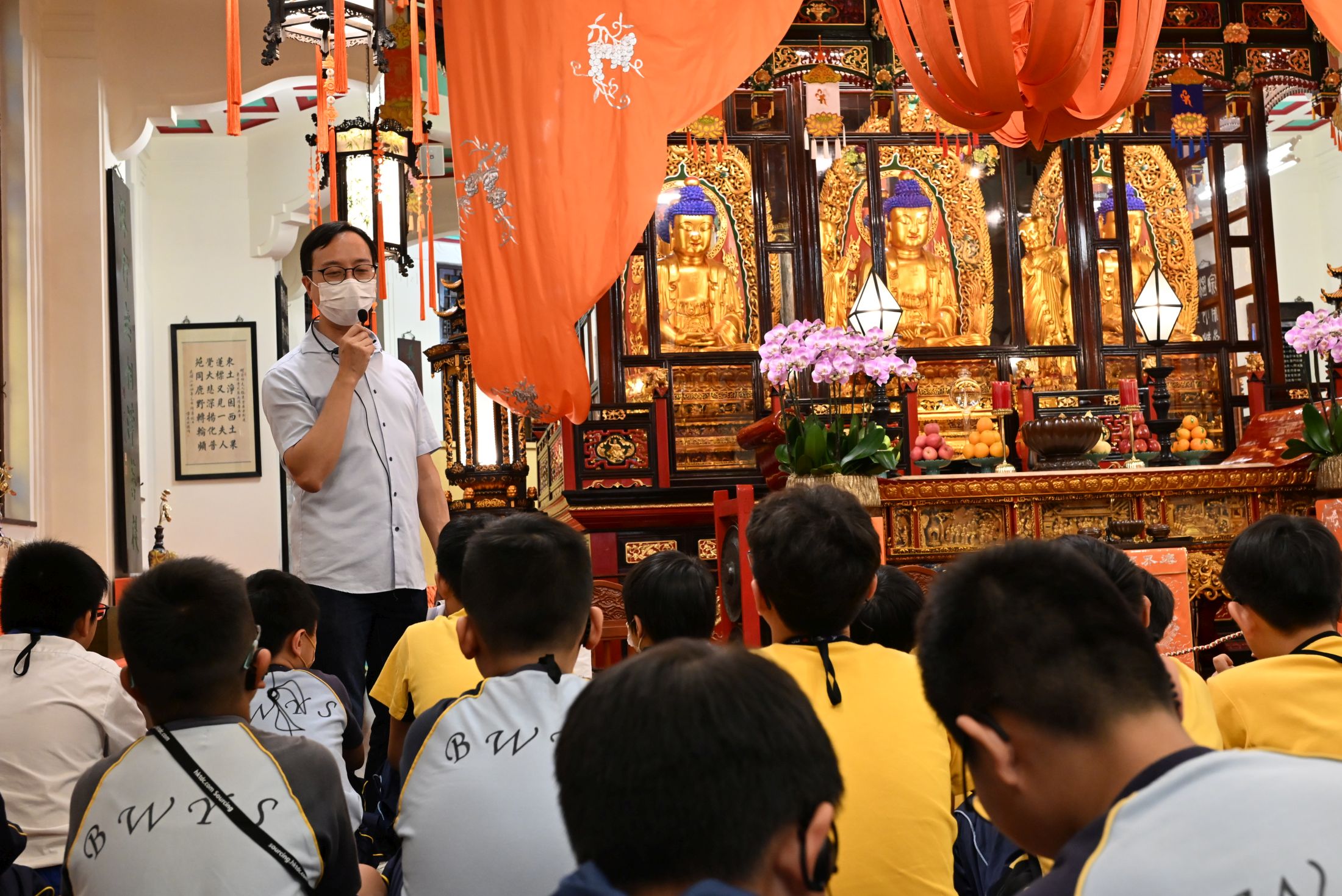 在大雄寶殿介紹三寶佛