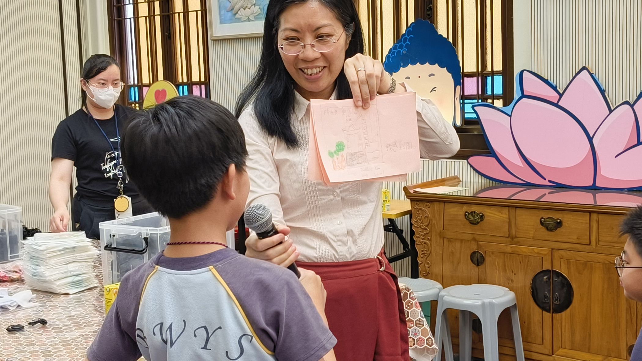 馮靜雯老師鼓勵學生向大家分享其東蓮覺苑畫作