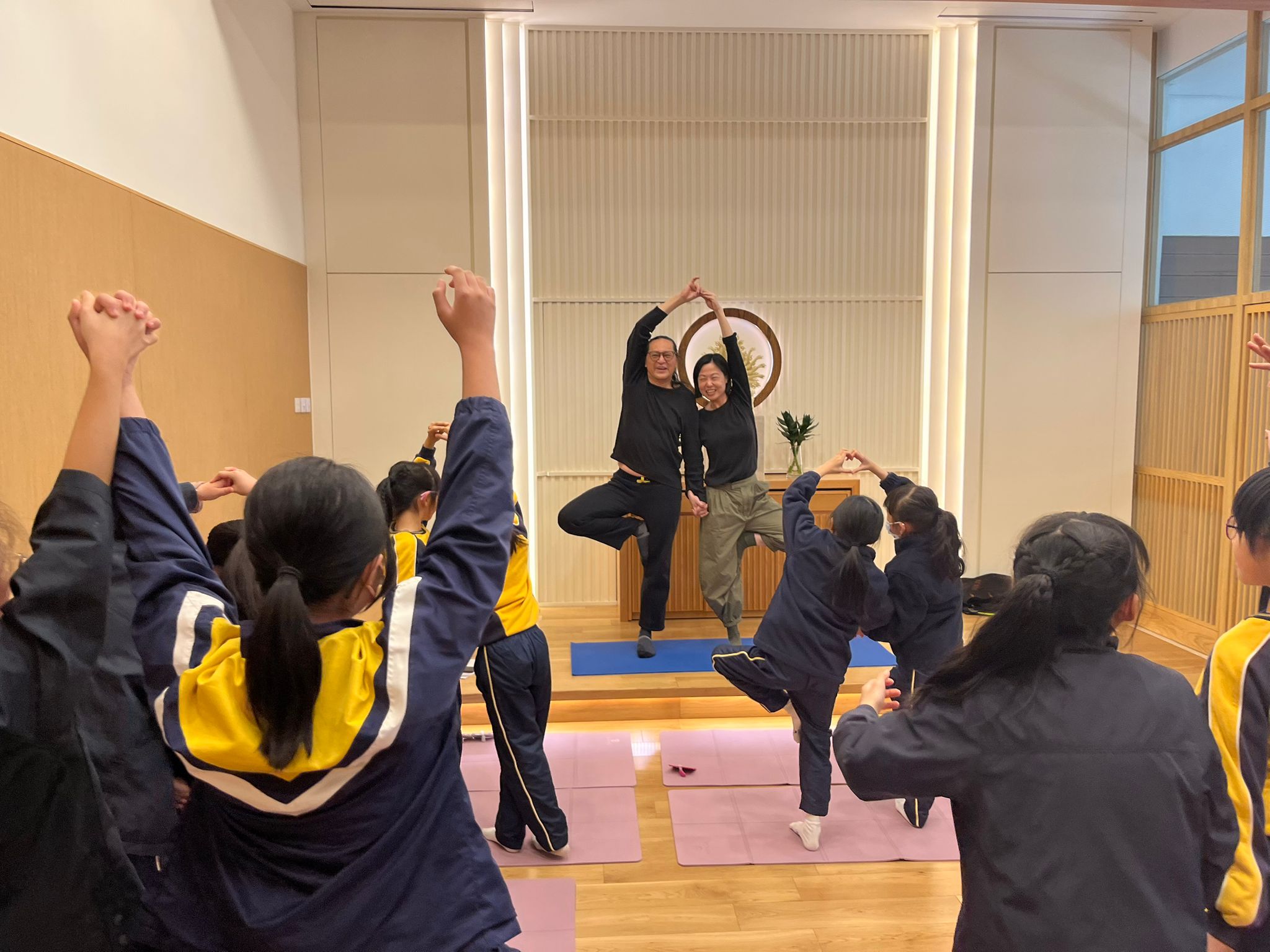 佛教林金殿紀念小學的正念瑜伽課程第五節課主題為溝通，由Ken sir和Tammy姐姐一同為學生進行瑜伽訓練。老師特別稱讚Ken Sir經驗豐富，是帶動氣氛能手，令平日比較文靜、內斂的同學也變得非常投入。