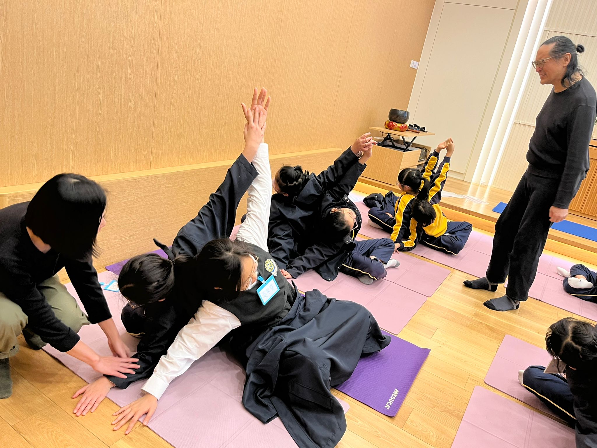 學生很用心學習各種瑜伽動作