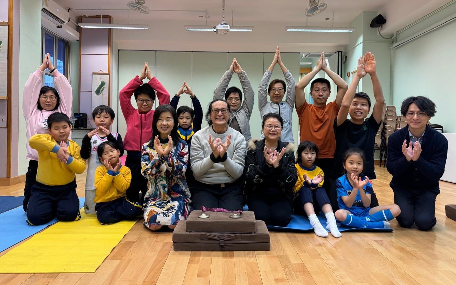 佛教慈敬學校今年初舉辦正念瑜伽親子班，讓家長與學生一同領受正念活動的好處。