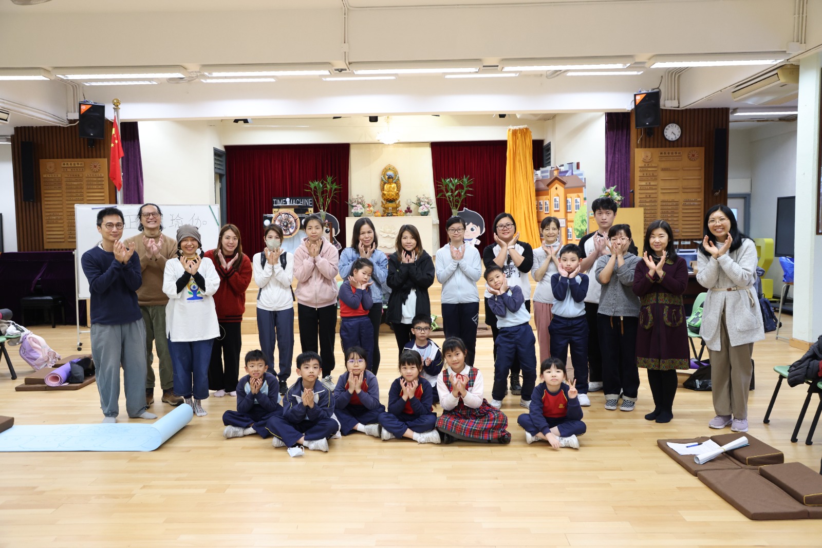 佛教榮茵學校舉辦正念瑜伽親子課程，讓十對親子認識正念瑜伽。