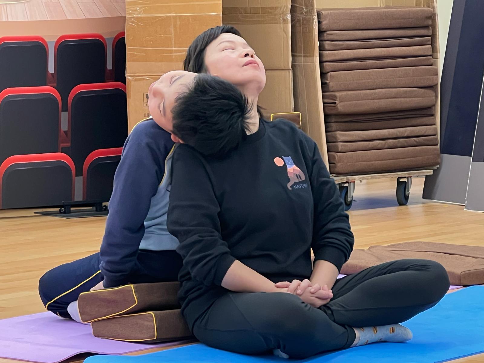 佛教榮茵學校學生與家長做親子瑜伽似乎很舒服哦！