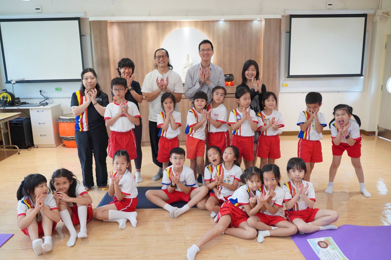 佛教中華康山學校舉辦兒童正念瑜珈課，馬中駿校長蒞臨跟大家合照留念。