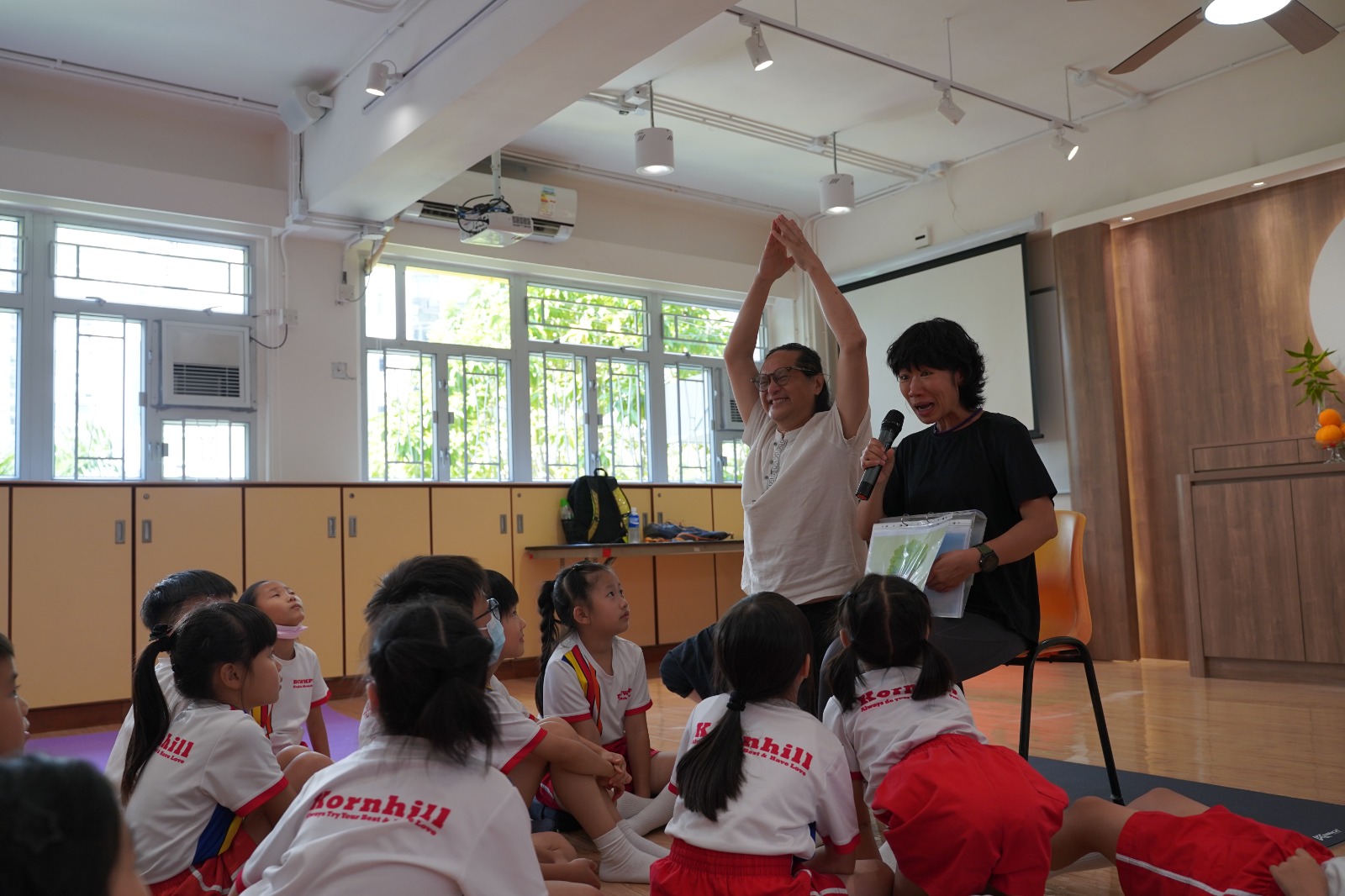 佛教中華康山學校學生聚精會神聆聽導師和Ken sir講解示範