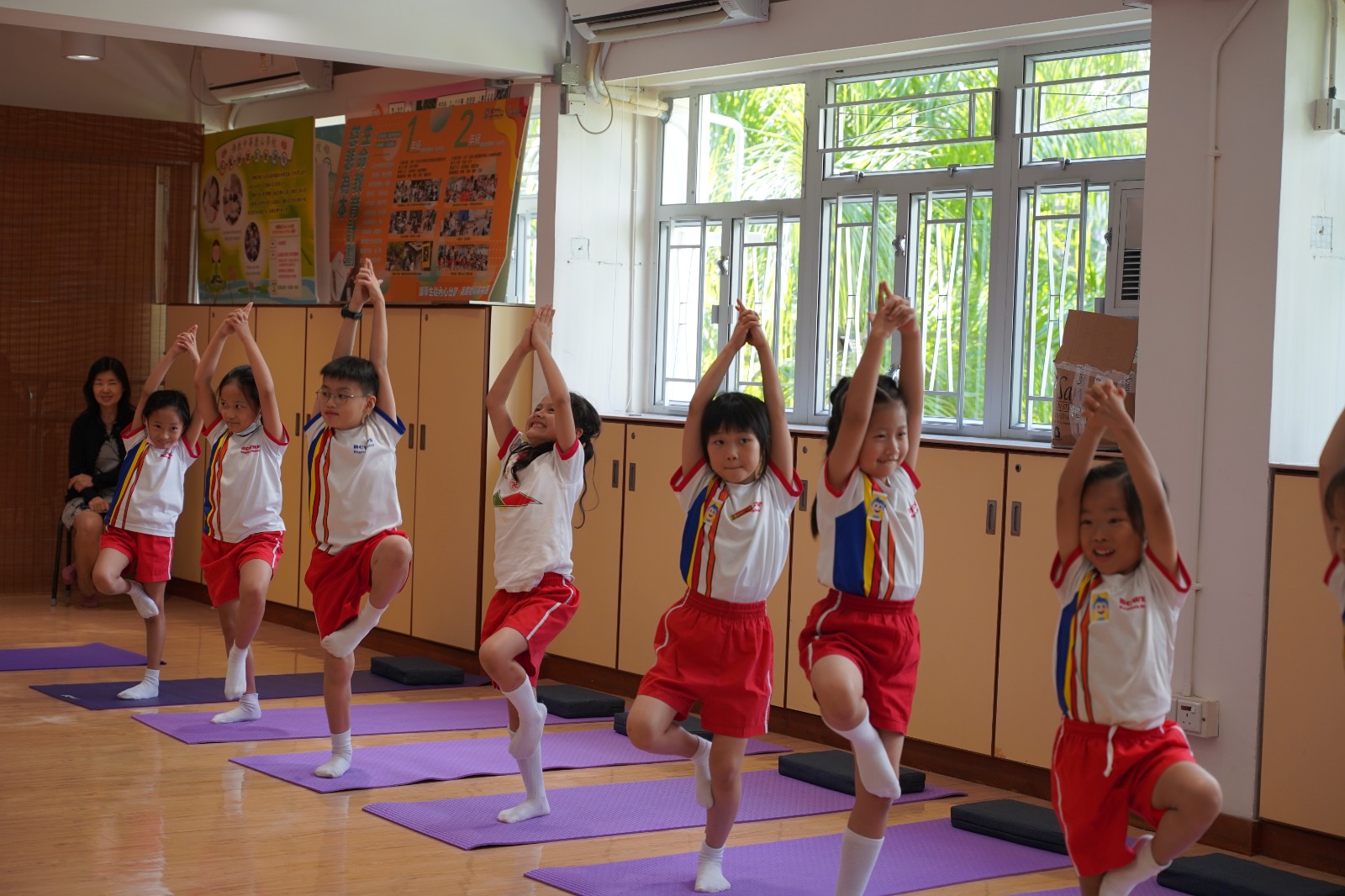 佛教中華康山學校孩子朝氣勃勃，一齊做瑜伽伸展動作。