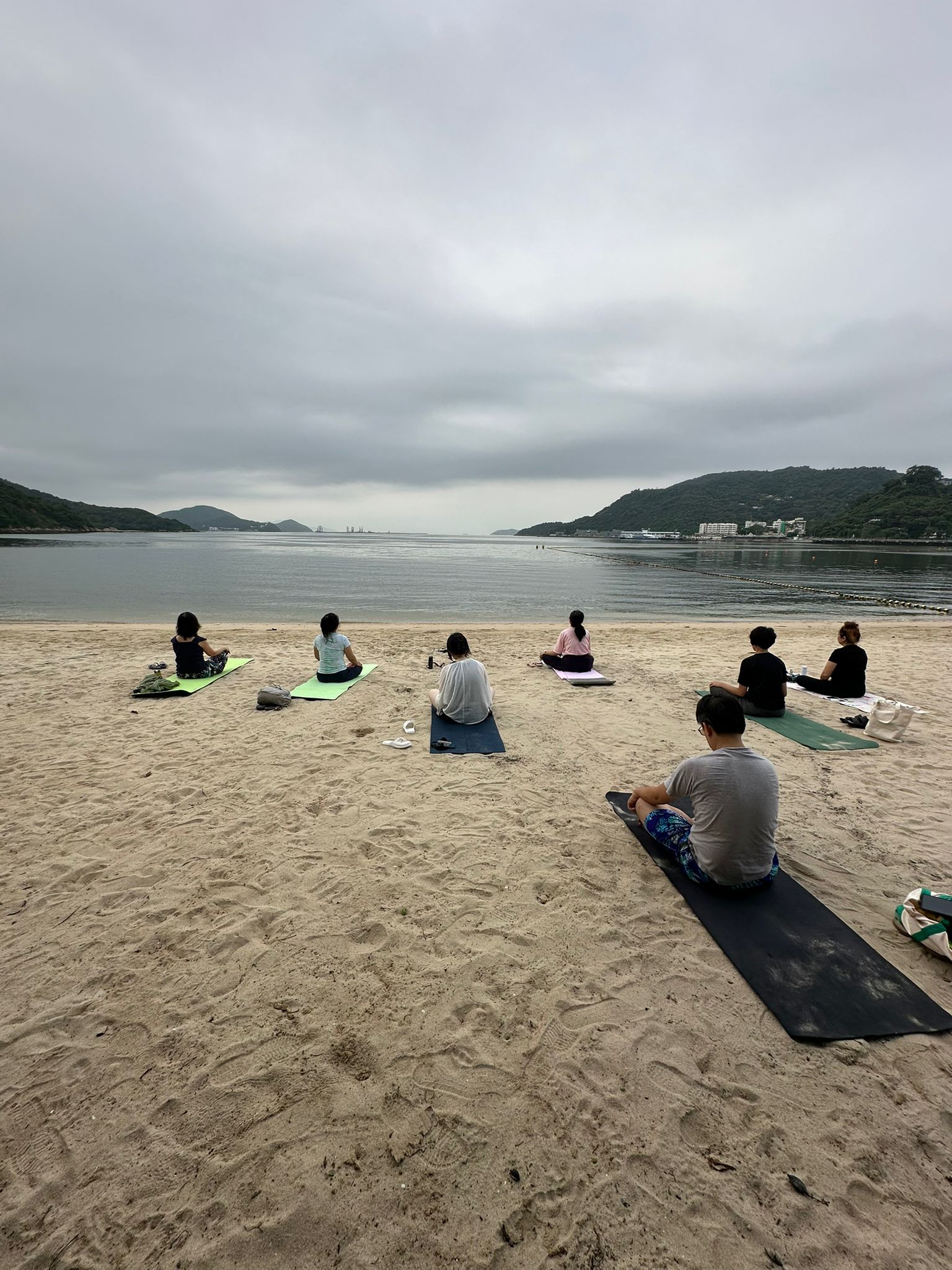 清晨時分，聯校教師在銀礦灣沙灘修習正念瑜伽。