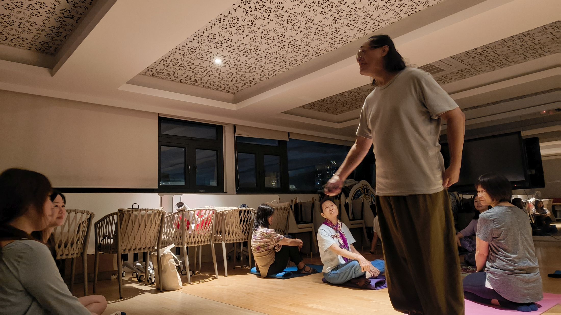 Ken sir定期舉辦正念瑜伽共修日，帶領新舊學員一同練習，體驗正念瑜伽的好處。