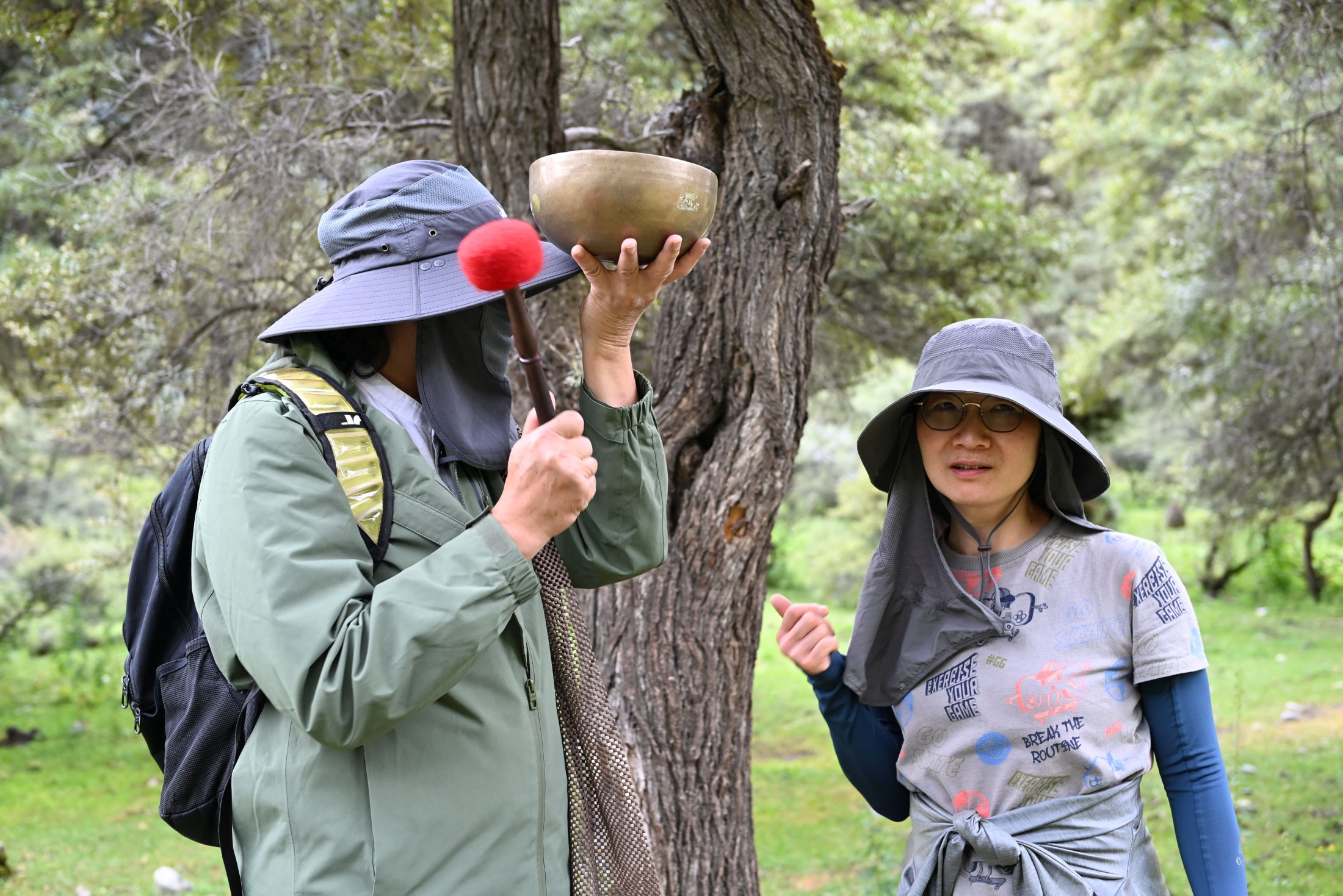 今年七月在西藏金嶺千年沙棘林，Ken sir用頌缽音療協助一名學員紓緩痛症。