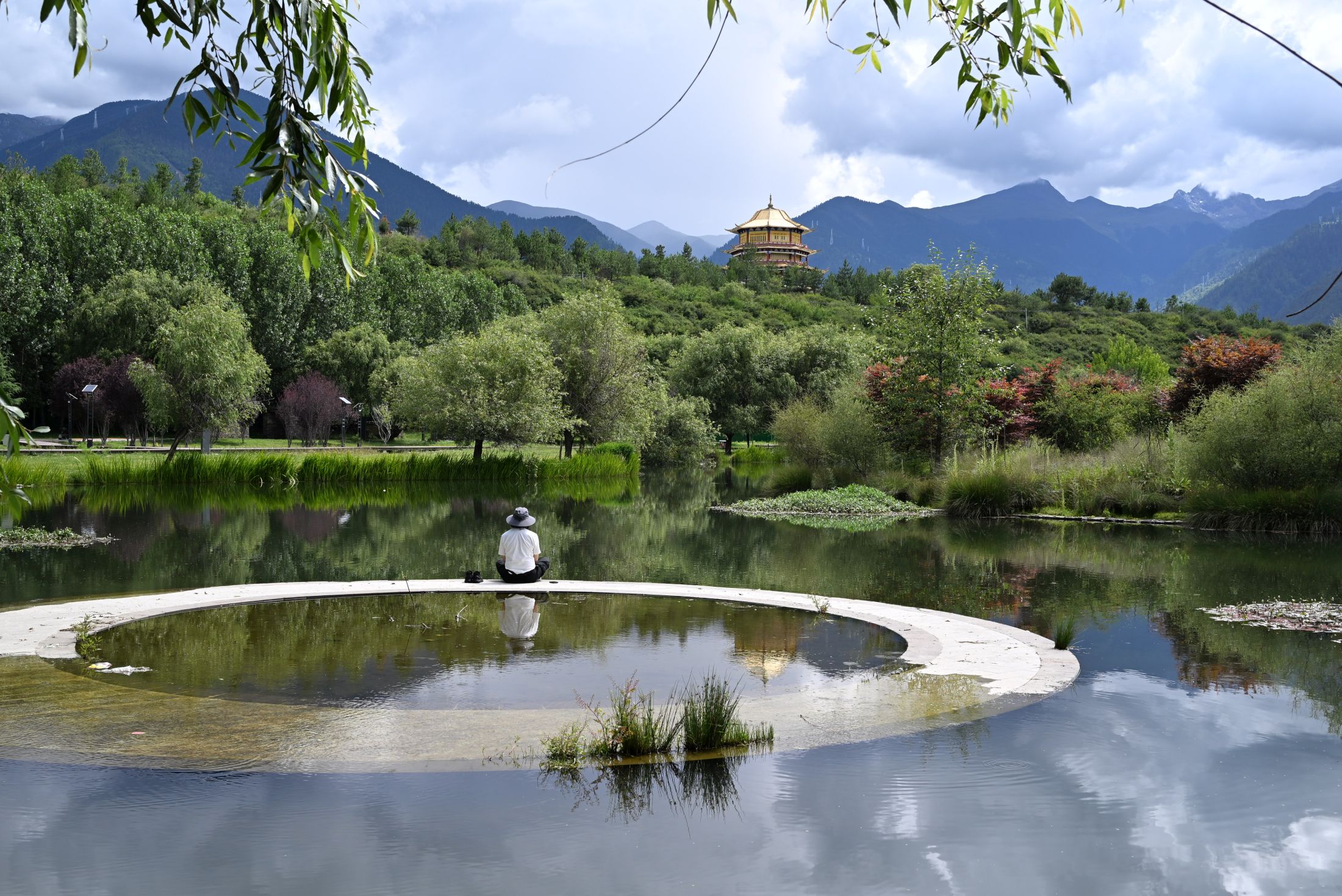 Ken sir在林芝市湖畔環形步道禪坐。