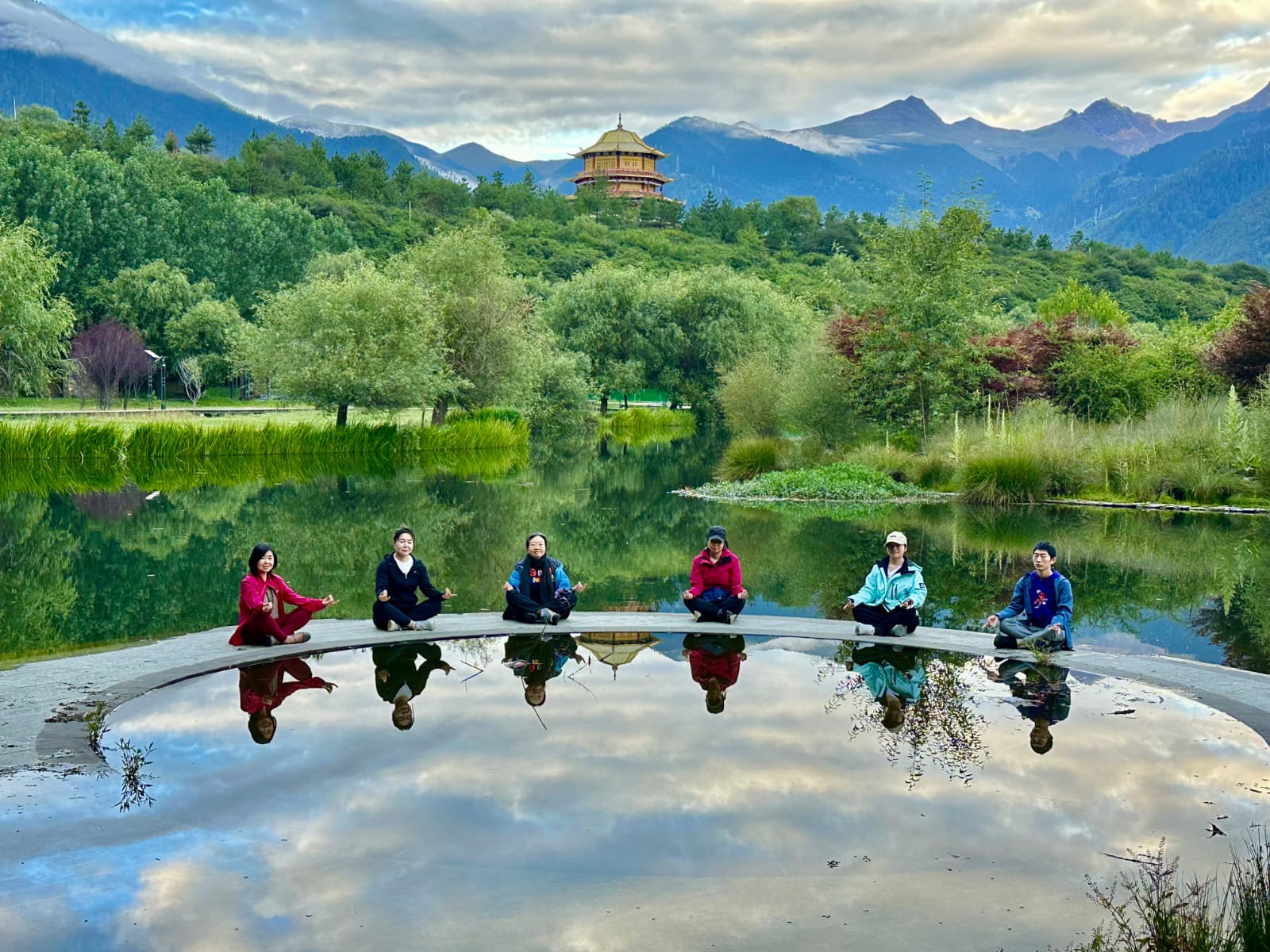 在湖面步道上修習正念