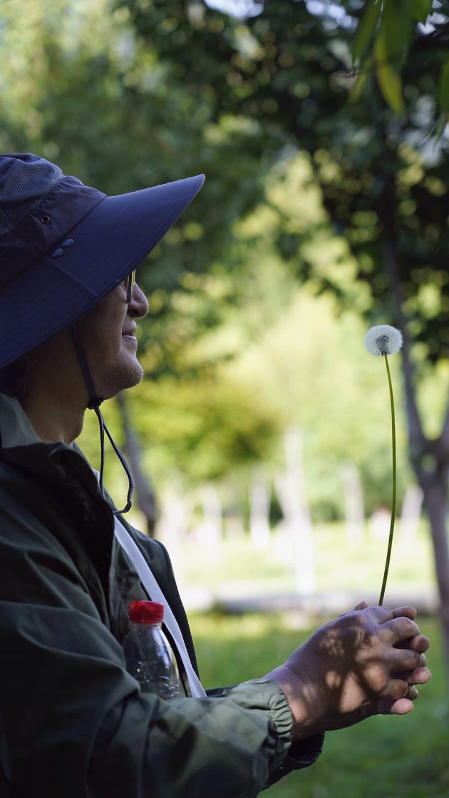 Ken sir在湖區準備散播蒲公英種子