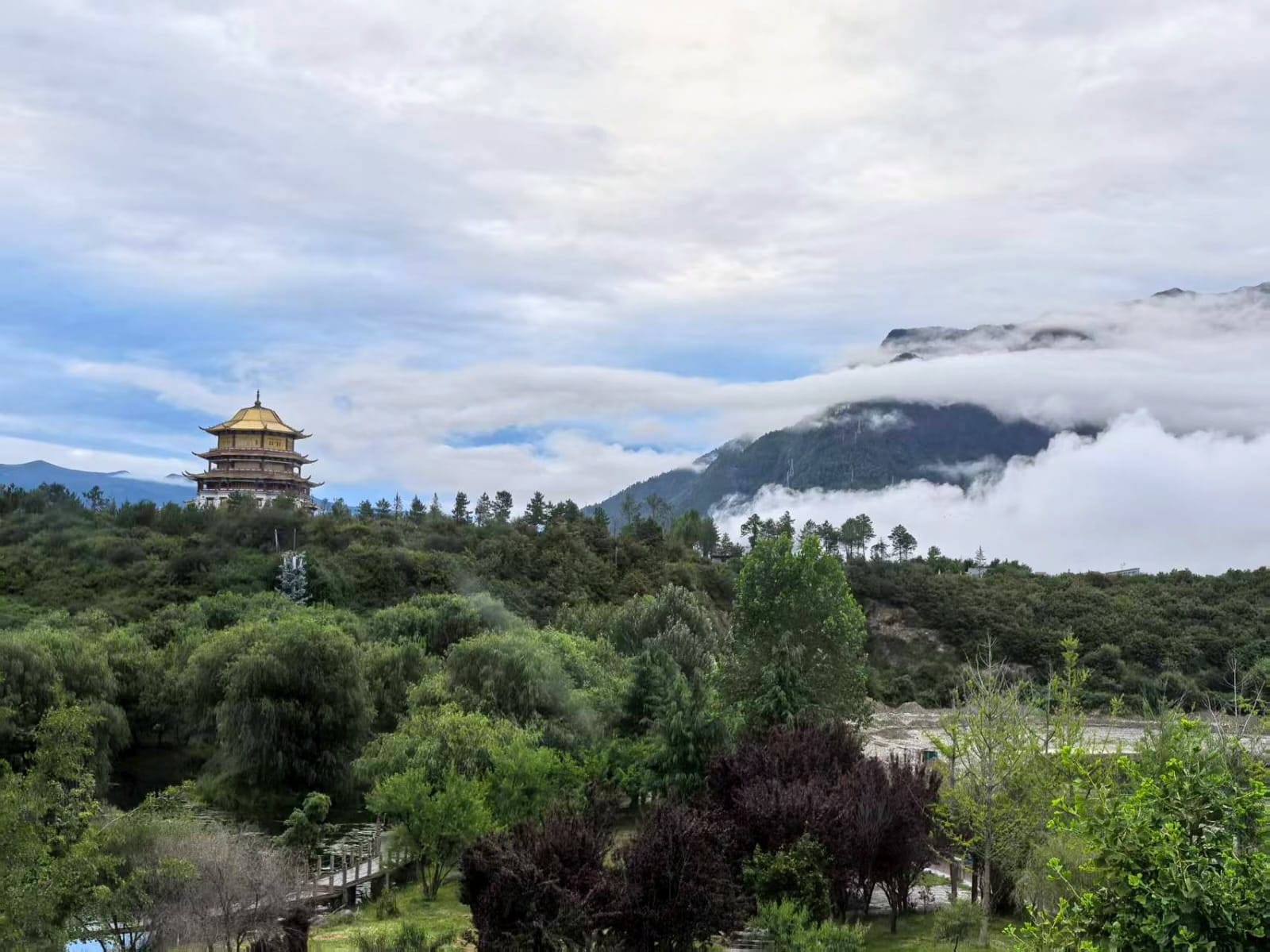 金頂塔就是藏東南文化遺產博物館