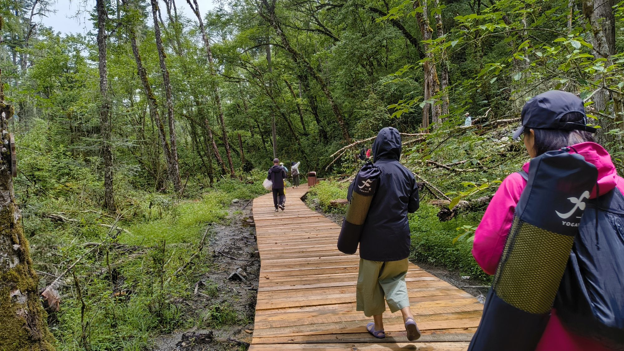 幸好後來不少路段都是木板路,飛燕(黑外套杏色褲者)穿膠鞋都應付得來。