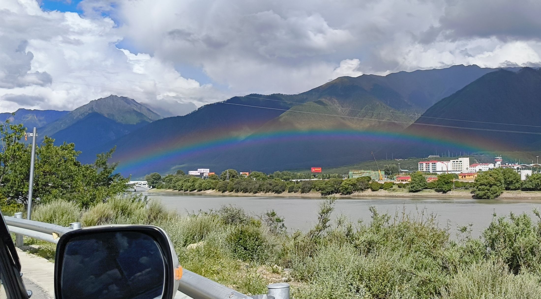 離開南伊溝景區時,從車上看見一道美麗彩虹。