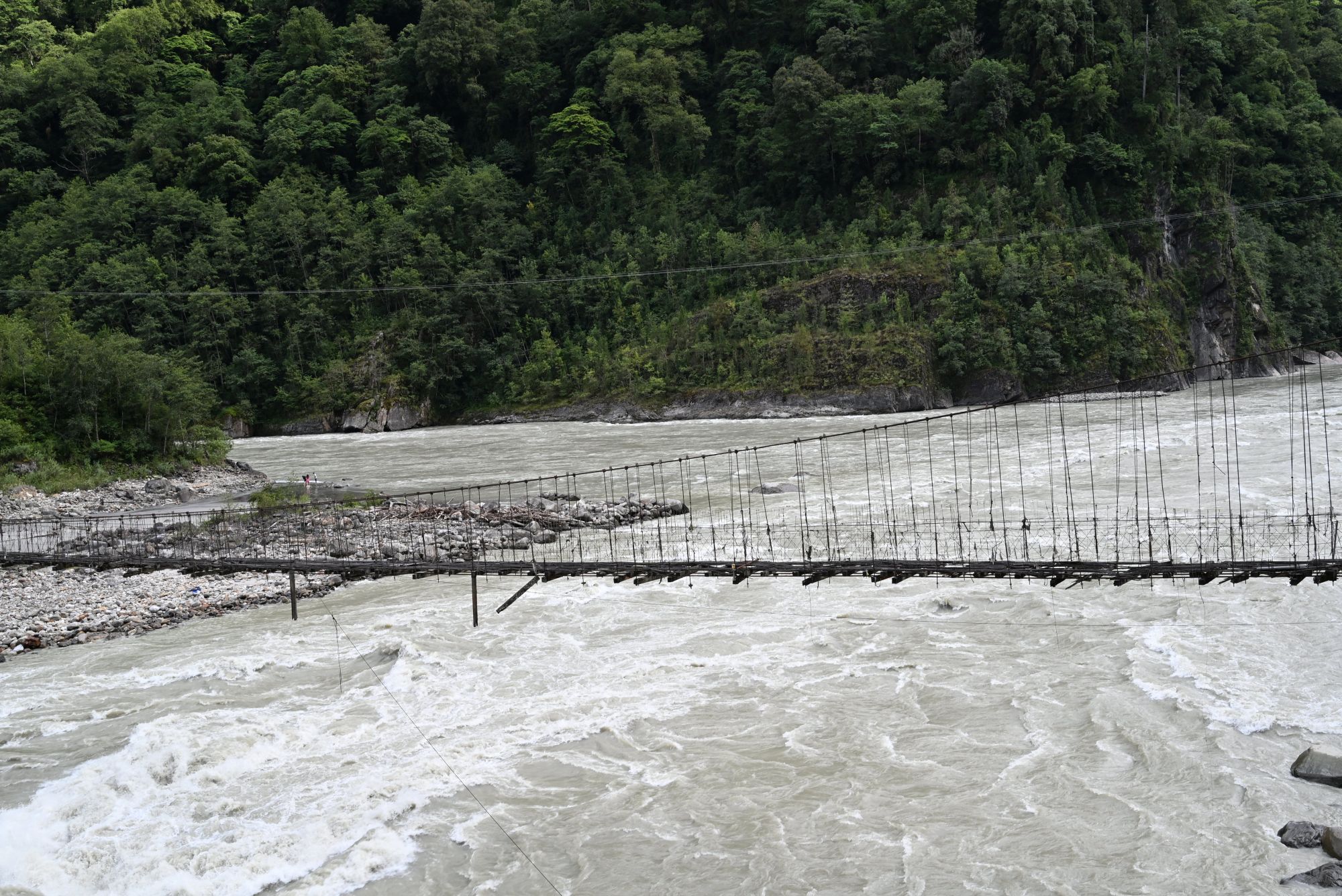 第一座通麥大橋據說使用了四十多年,直至2000年被沖毀。