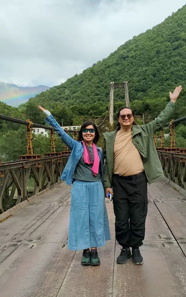 紅景天眼利,一眼就看見遠方有一道彩虹。Ken sir和飛燕立即擺甫士與彩虹合照。