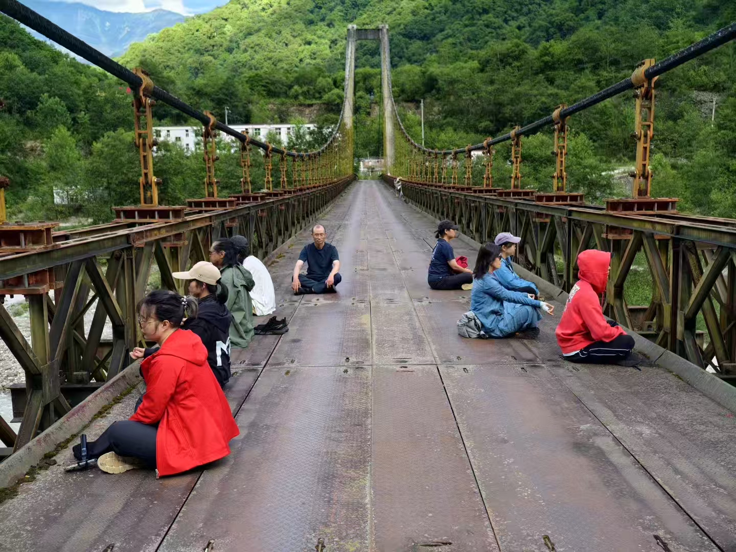 大家隨Ken sir在橋上靜觀修習