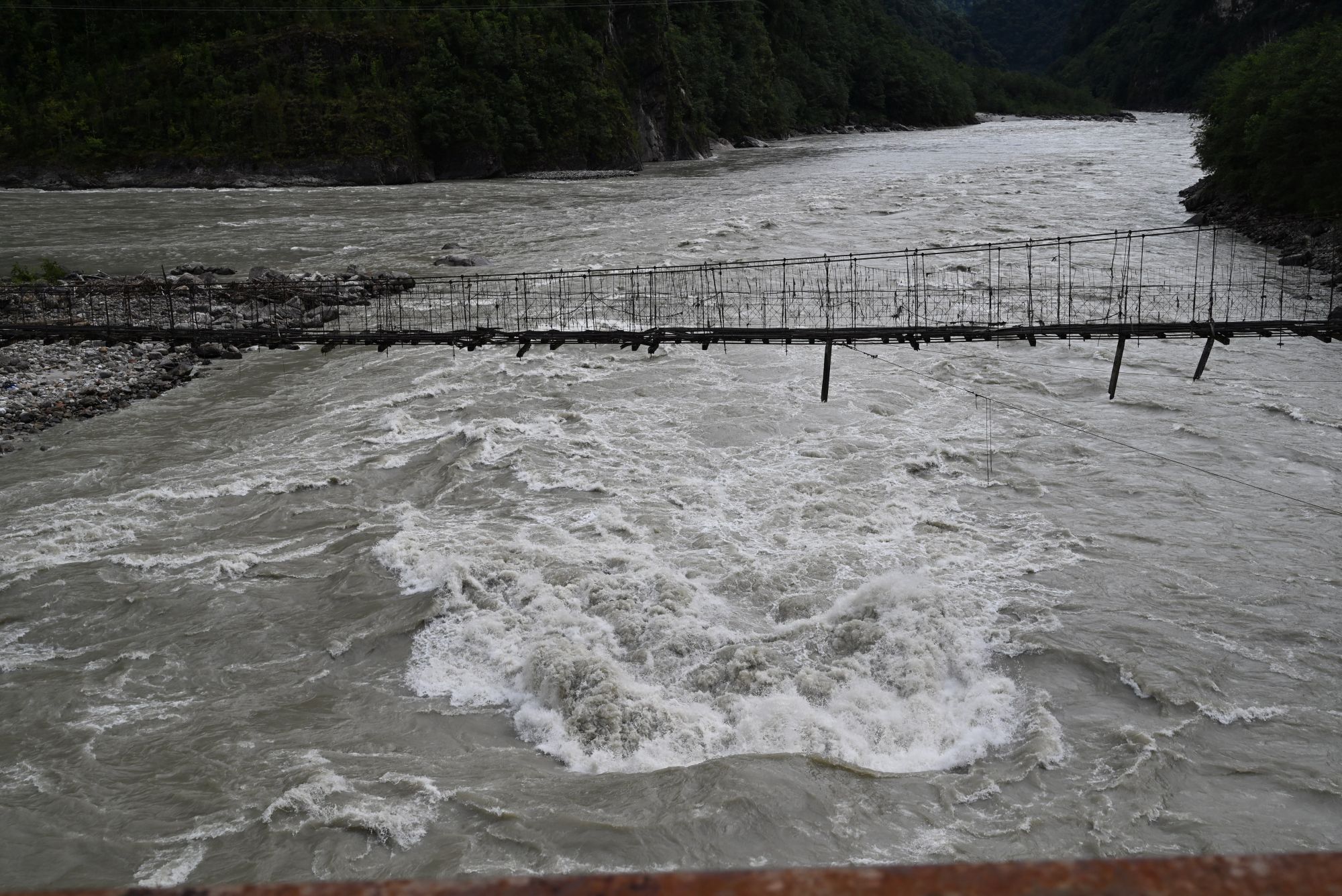河流中有個激起白色水花的急流