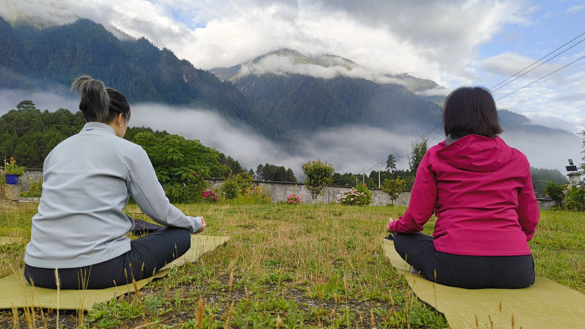 早課喜遇雲龍戲山巒