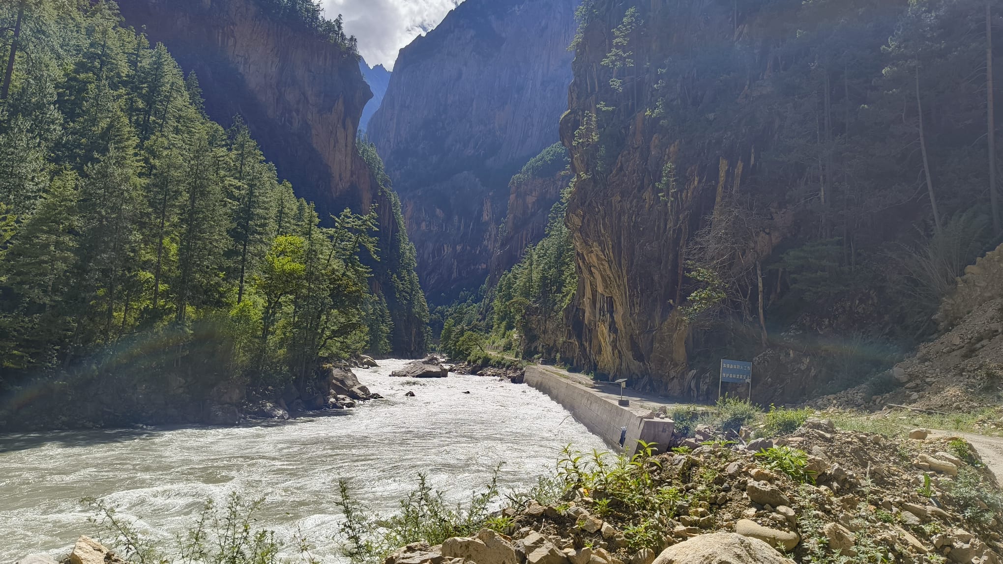 險路在懸崖峭壁間開鑿