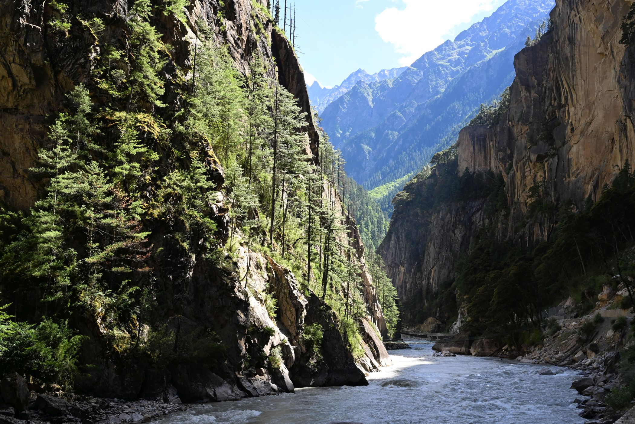 險路景色迷人，氣象雄偉。