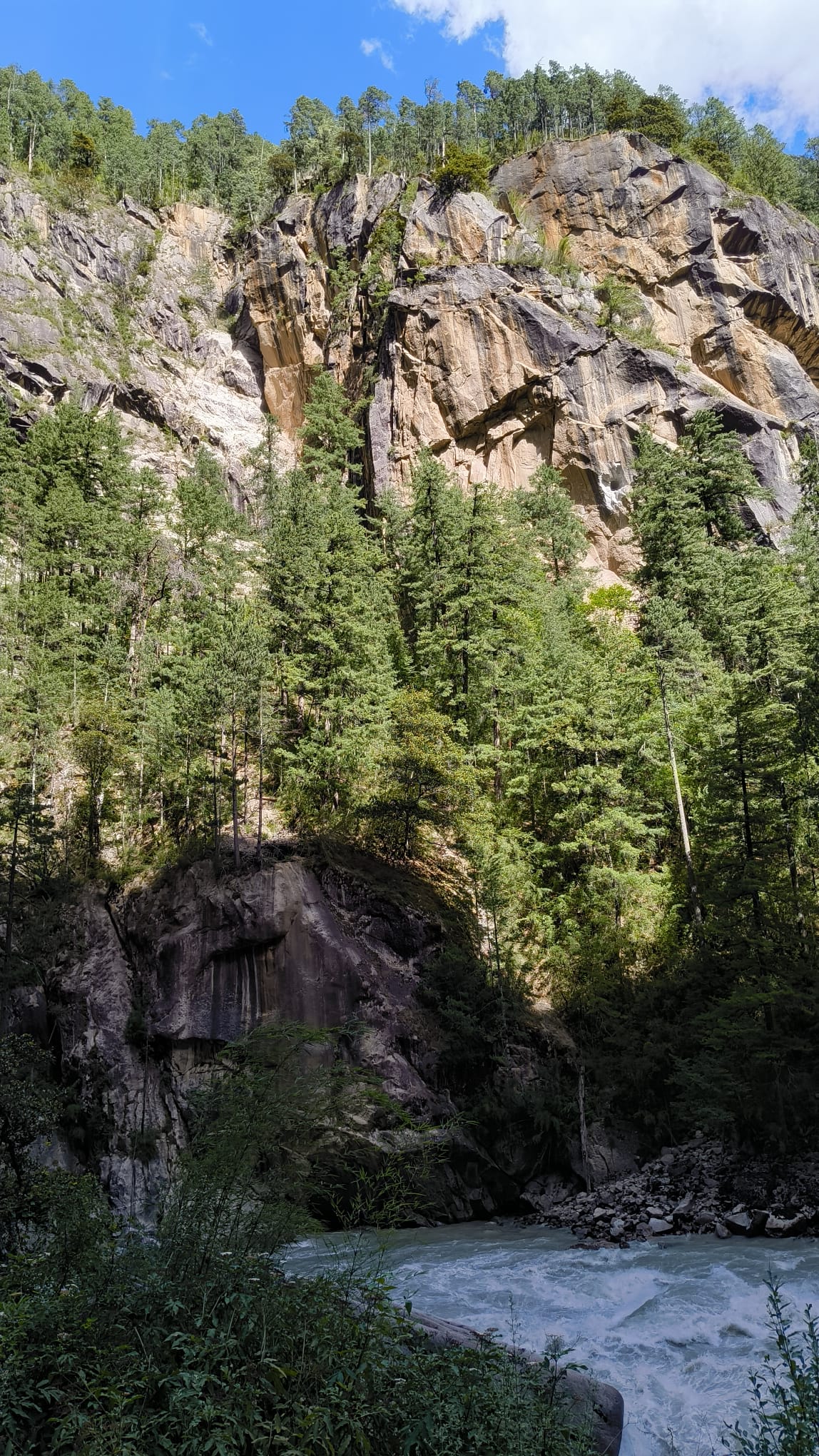 山崖險峻巨石嶙峋