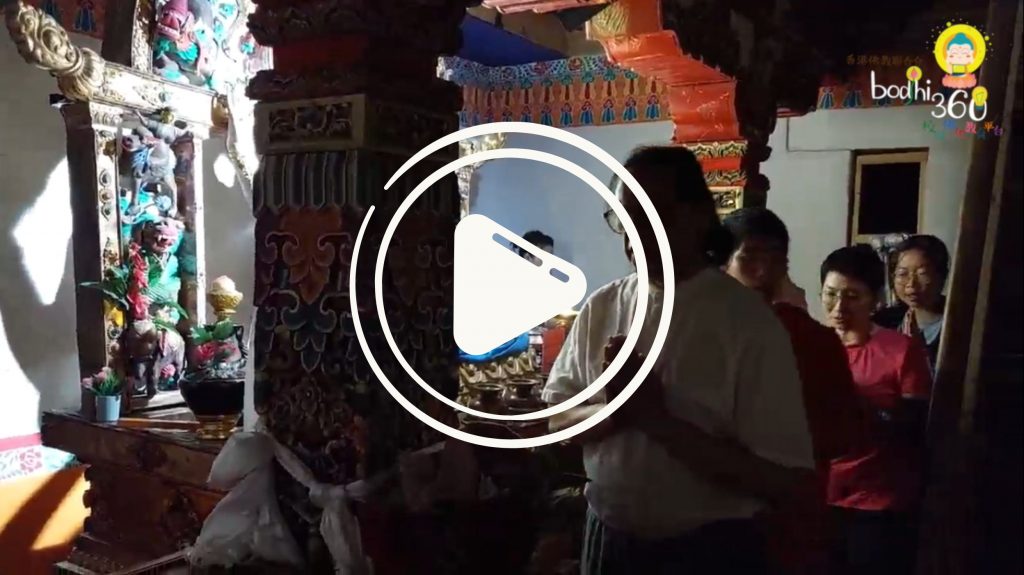 Ken sir帶領大家念誦六字大明咒,圍繞聖像而行。(https://youtu.be/bTLb7PHqBRU)