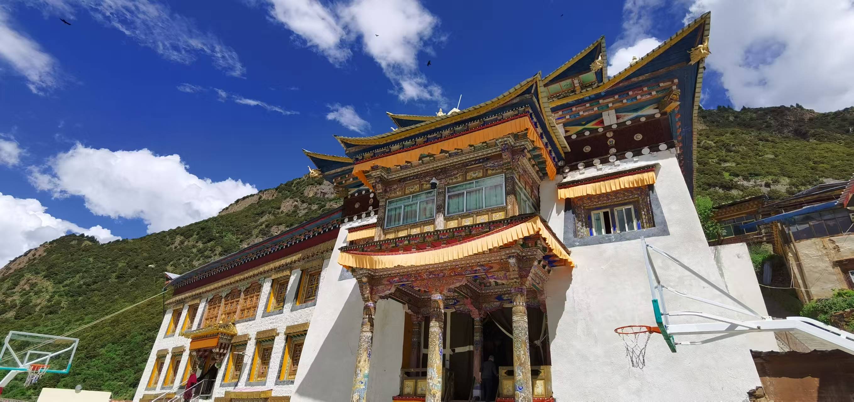 我們即興參觀阿德寺,意外地旁聽了一場誦經法會。