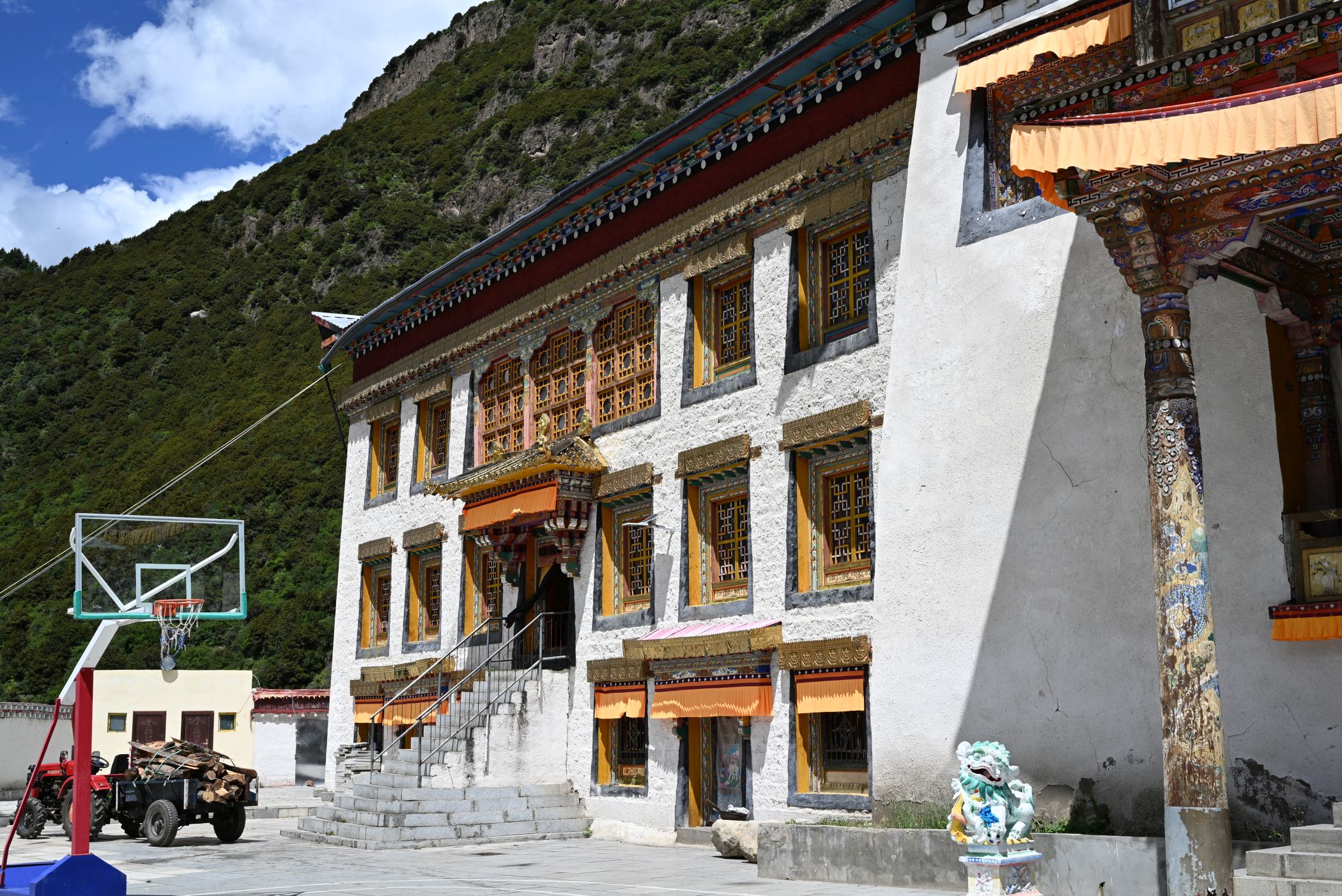 阿德寺門外有籃球架,可能這裡的喇嘛喜歡打籃球。