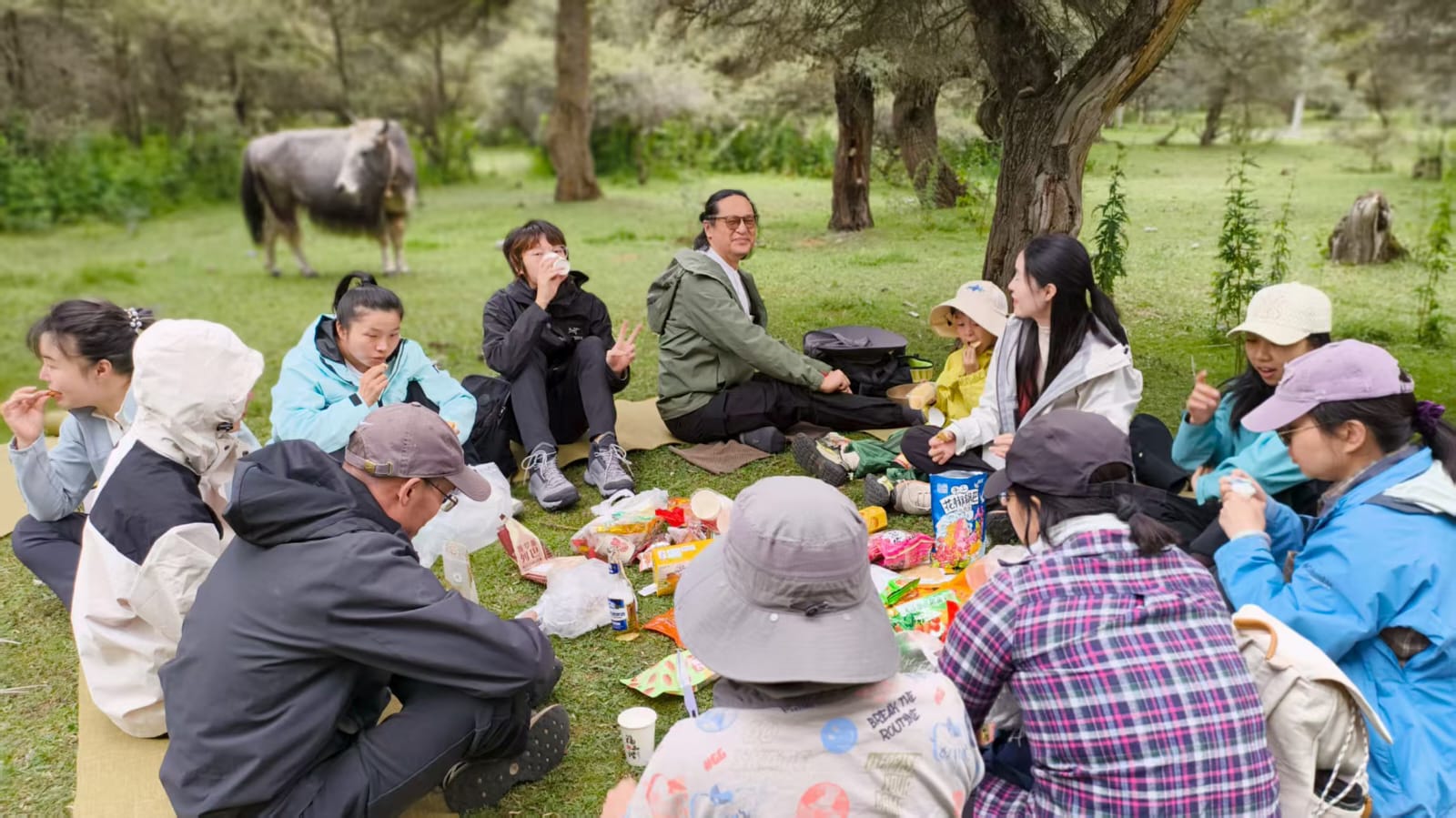 大家圍圈席地而坐吃零食