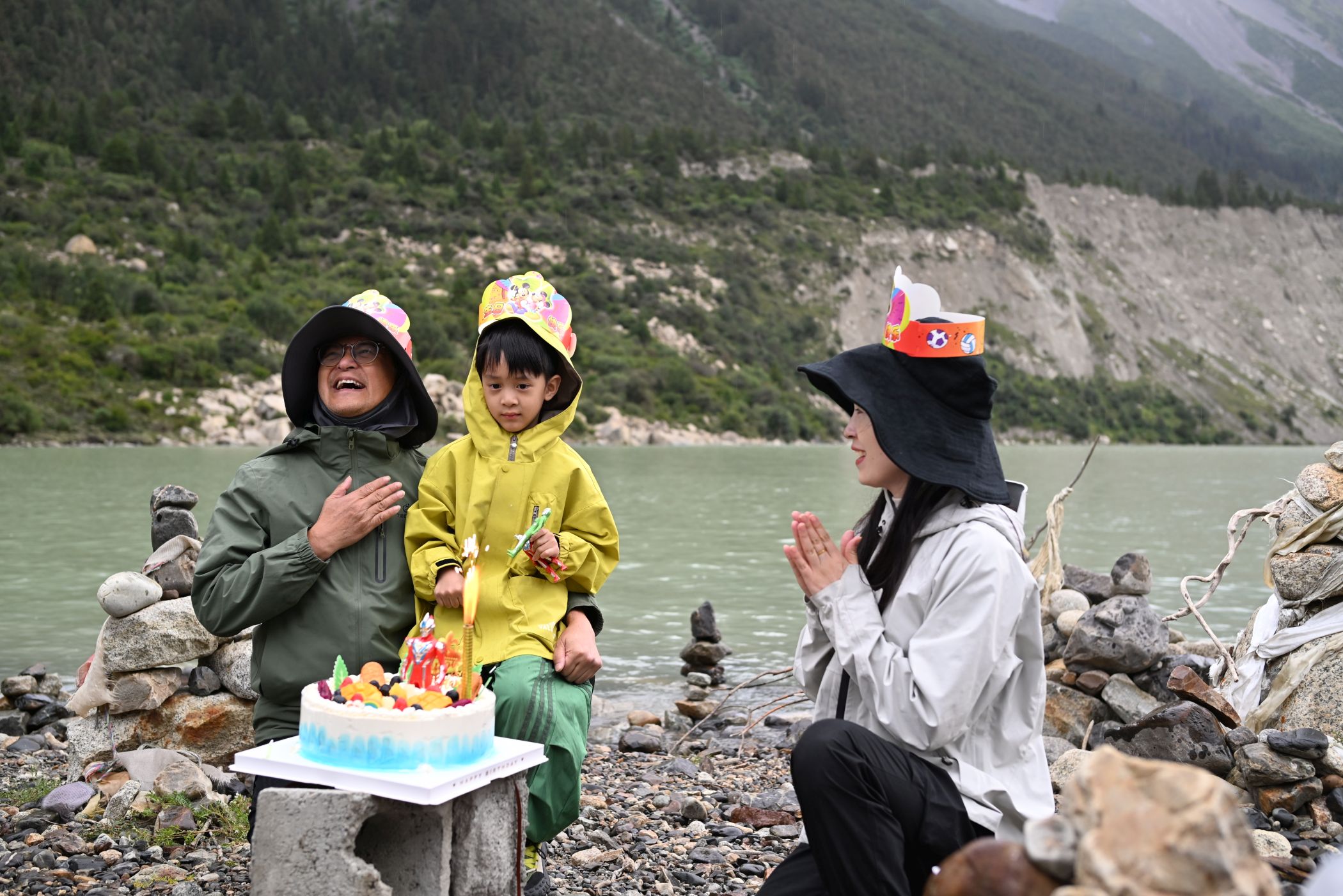 Ken sir和李丹老師在金嶺冰川慶祝小K五歲生日,大家送上祝福。