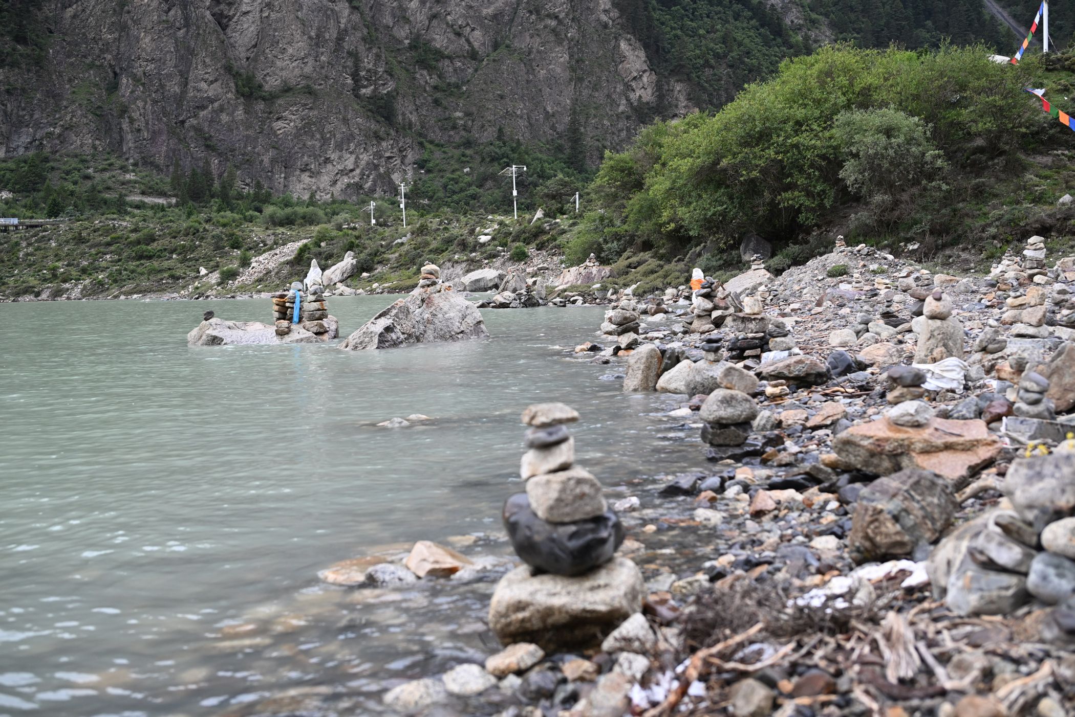金嶺冰川湖邊有很多瑪尼堆,是藏族一種祈福方式。
