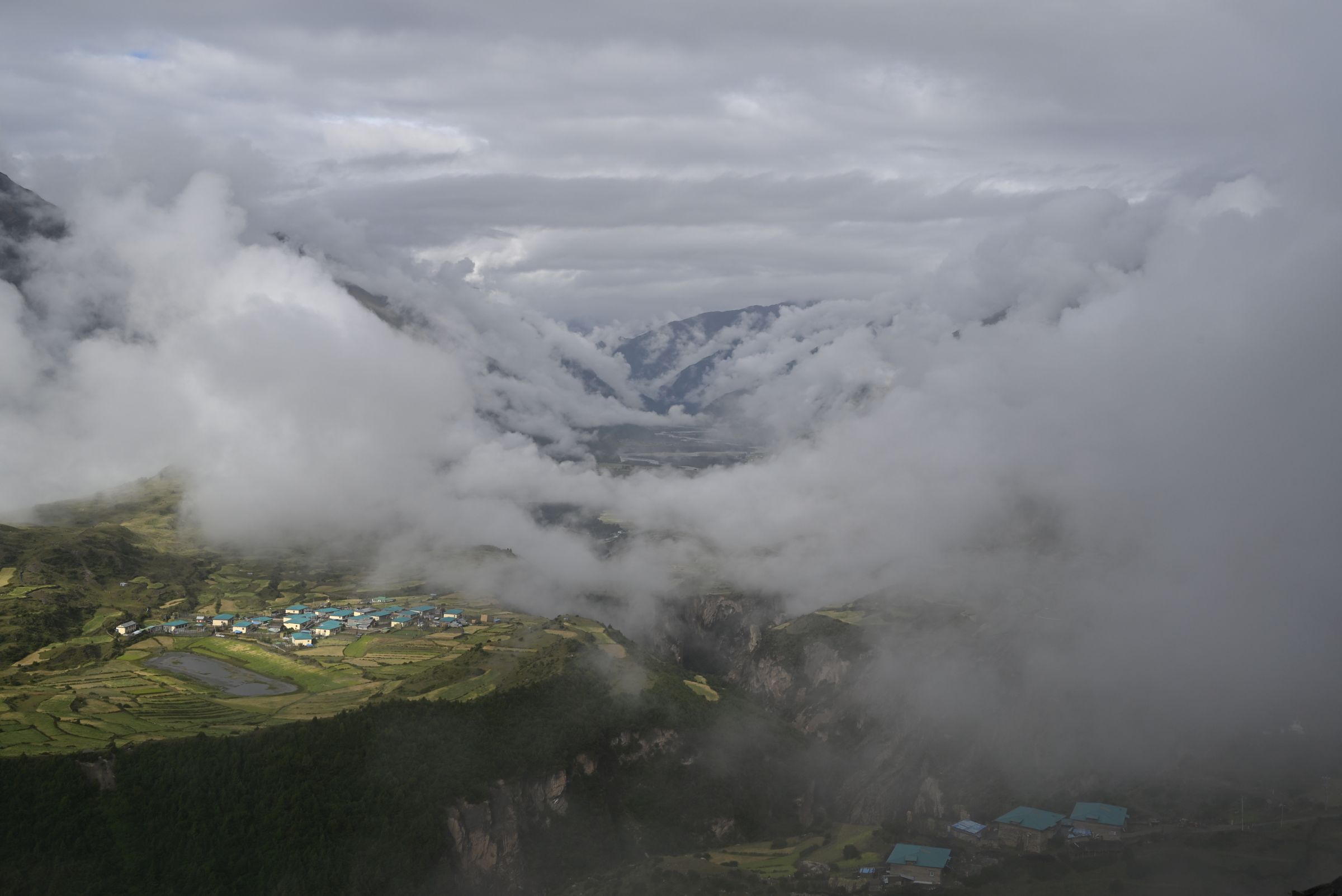 在西藏昌都邊壩附近,清晨雲霧繚繞山陵丘壑,仿若天空之城。