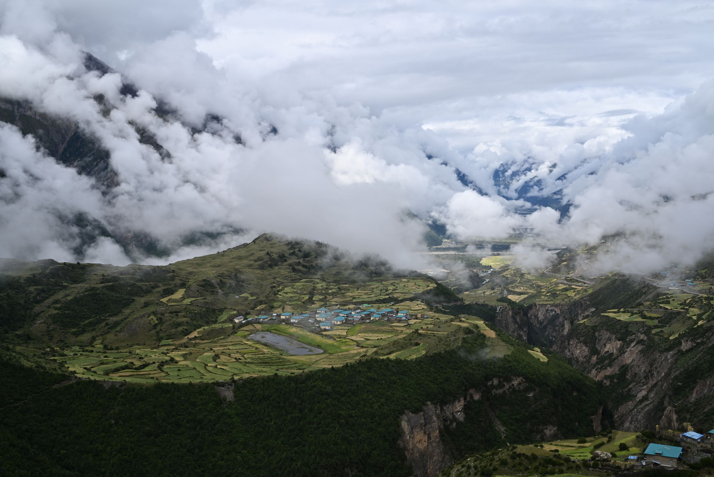 雲霧飄移迅速,每分每秒幻變出不同景色。