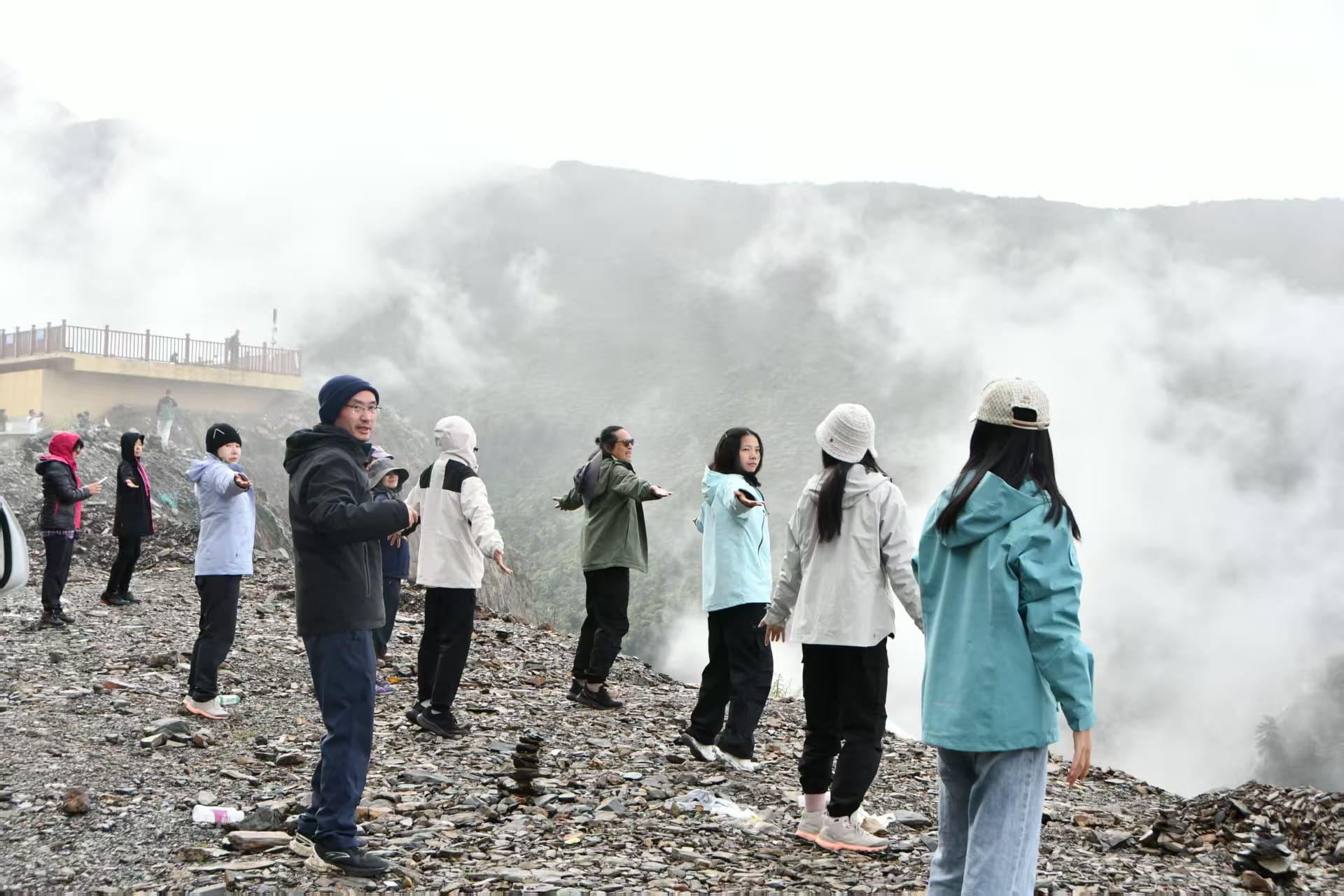 我們面對天空之城,上正念瑜伽課。