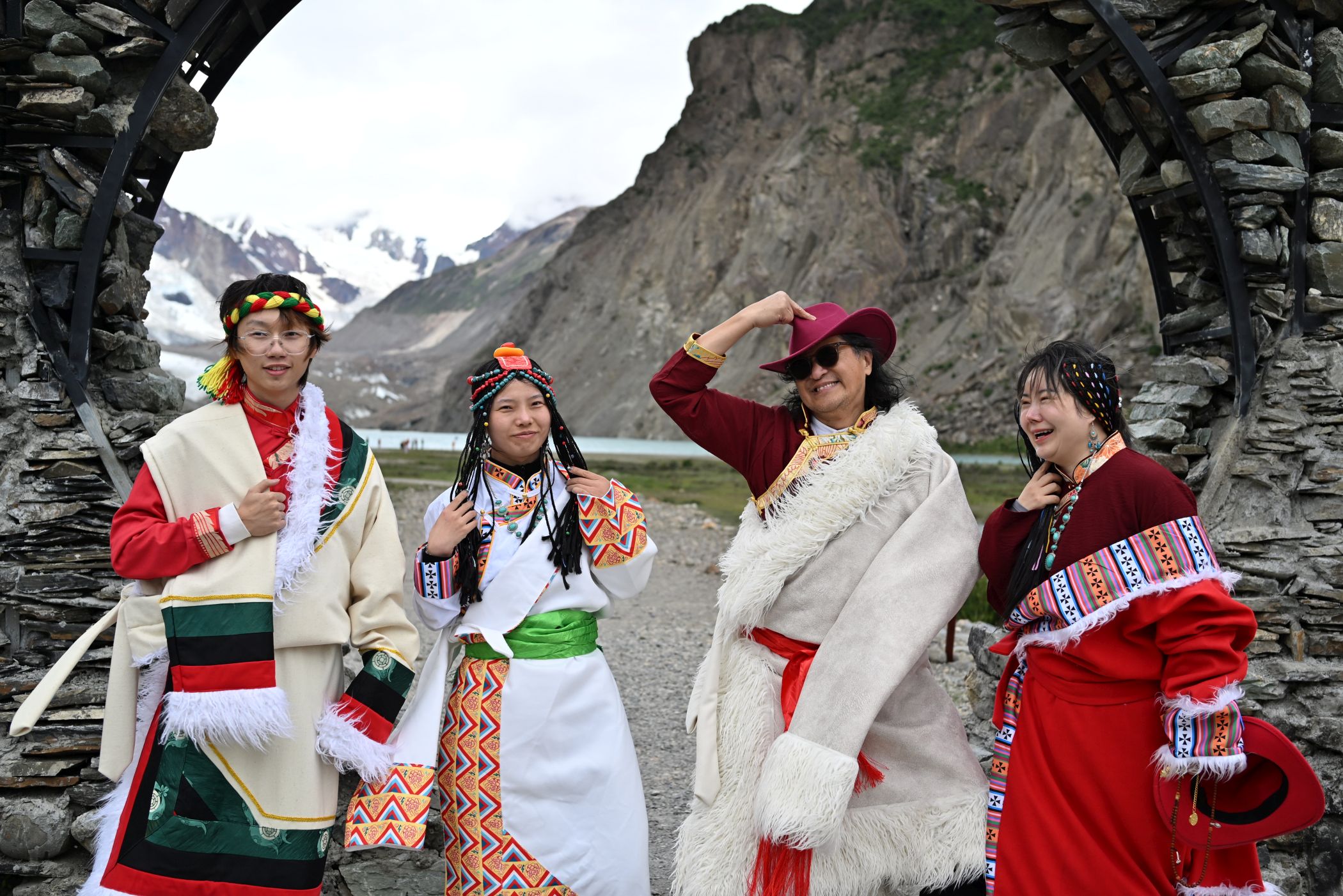 團友租借藏服悉心打扮