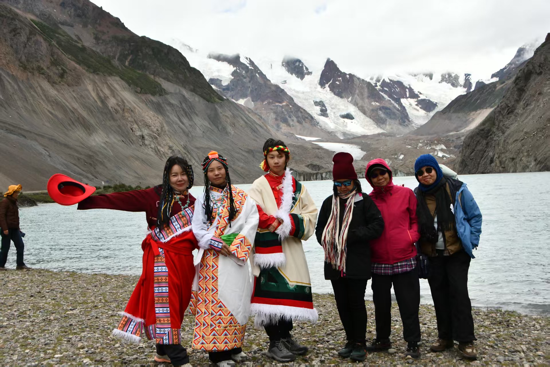 團友的藏族裝扮與美景極為配襯